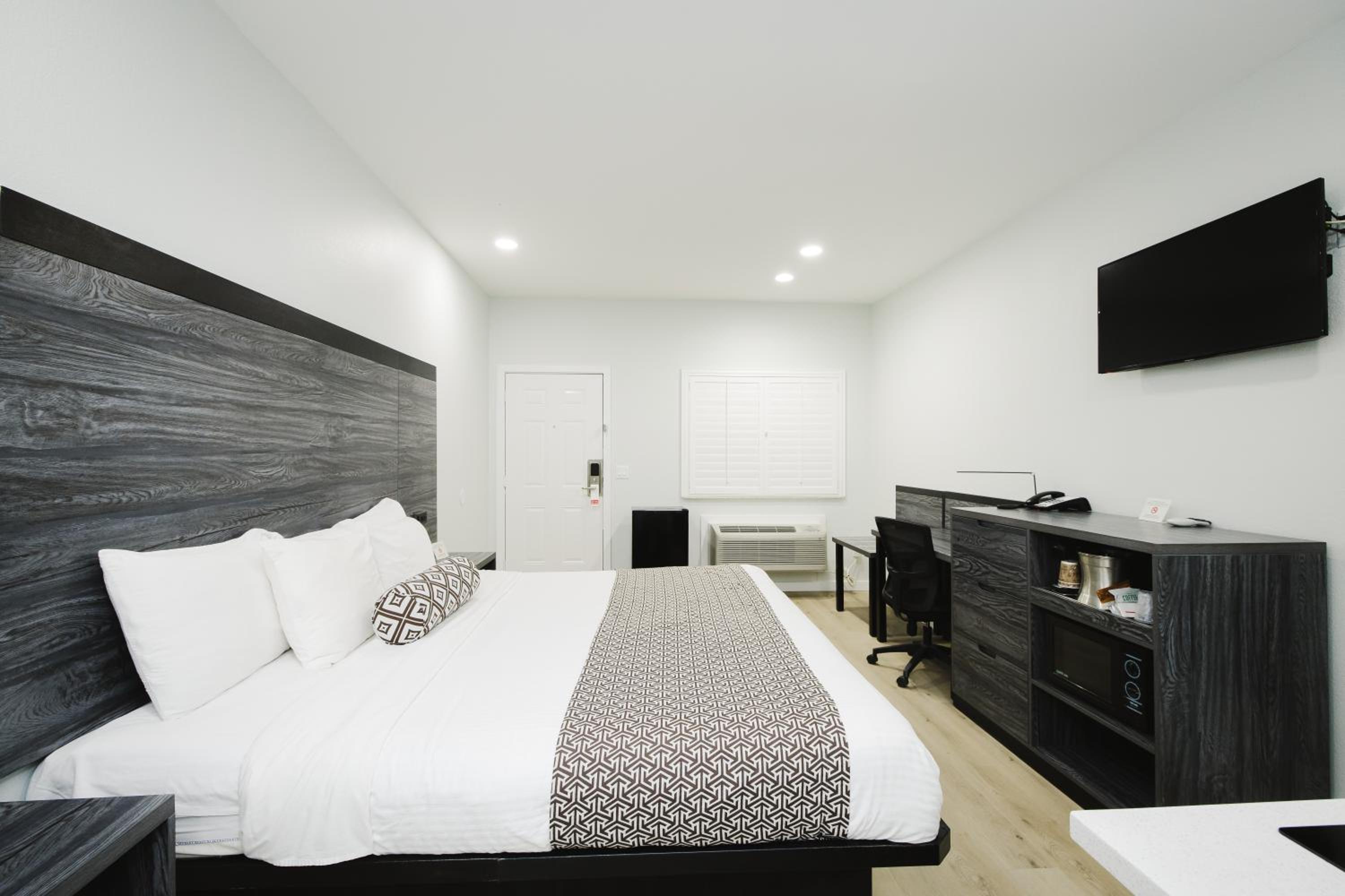 King Room with Kitchenette - Photo 5