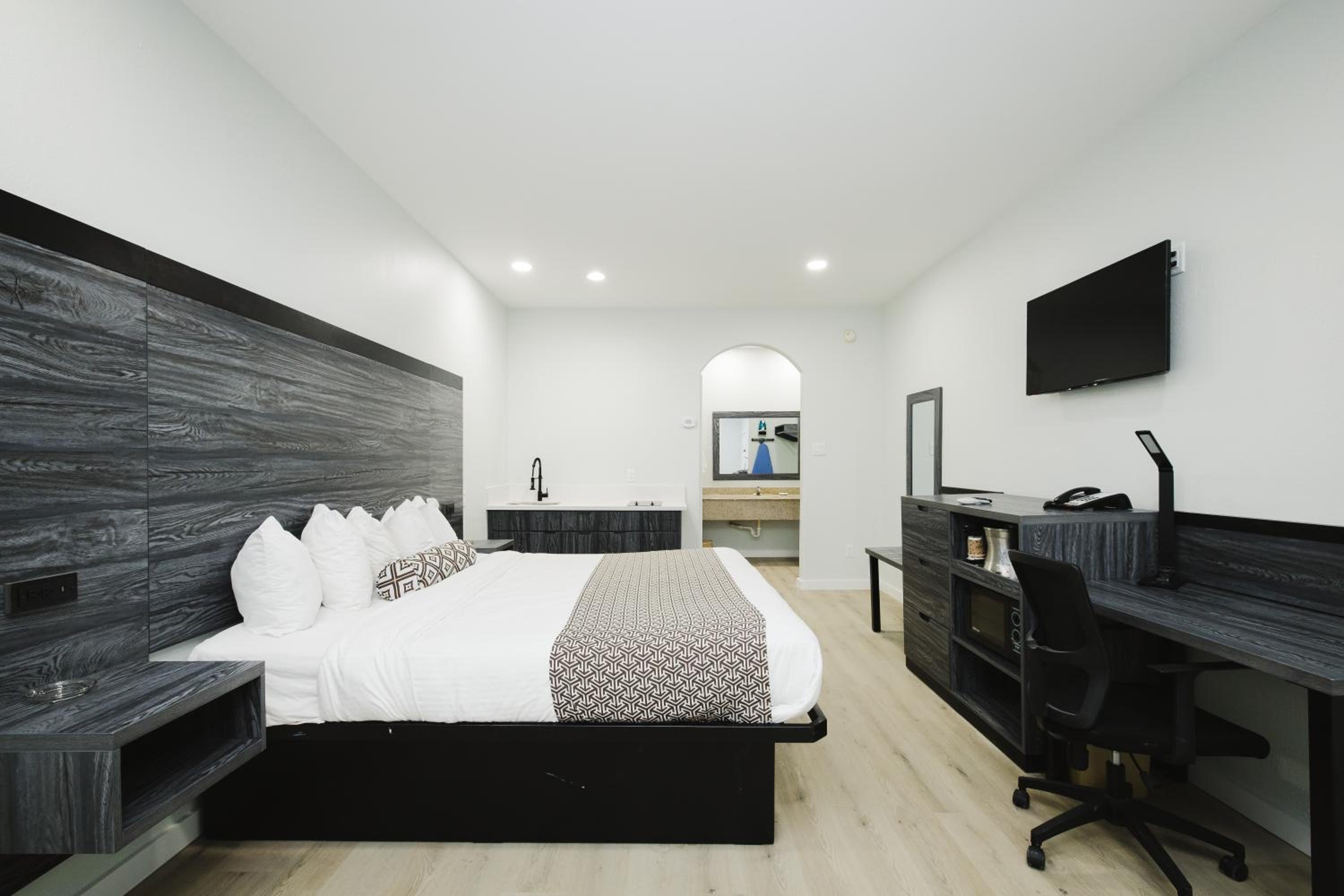 King Room with Kitchenette - Photo 8