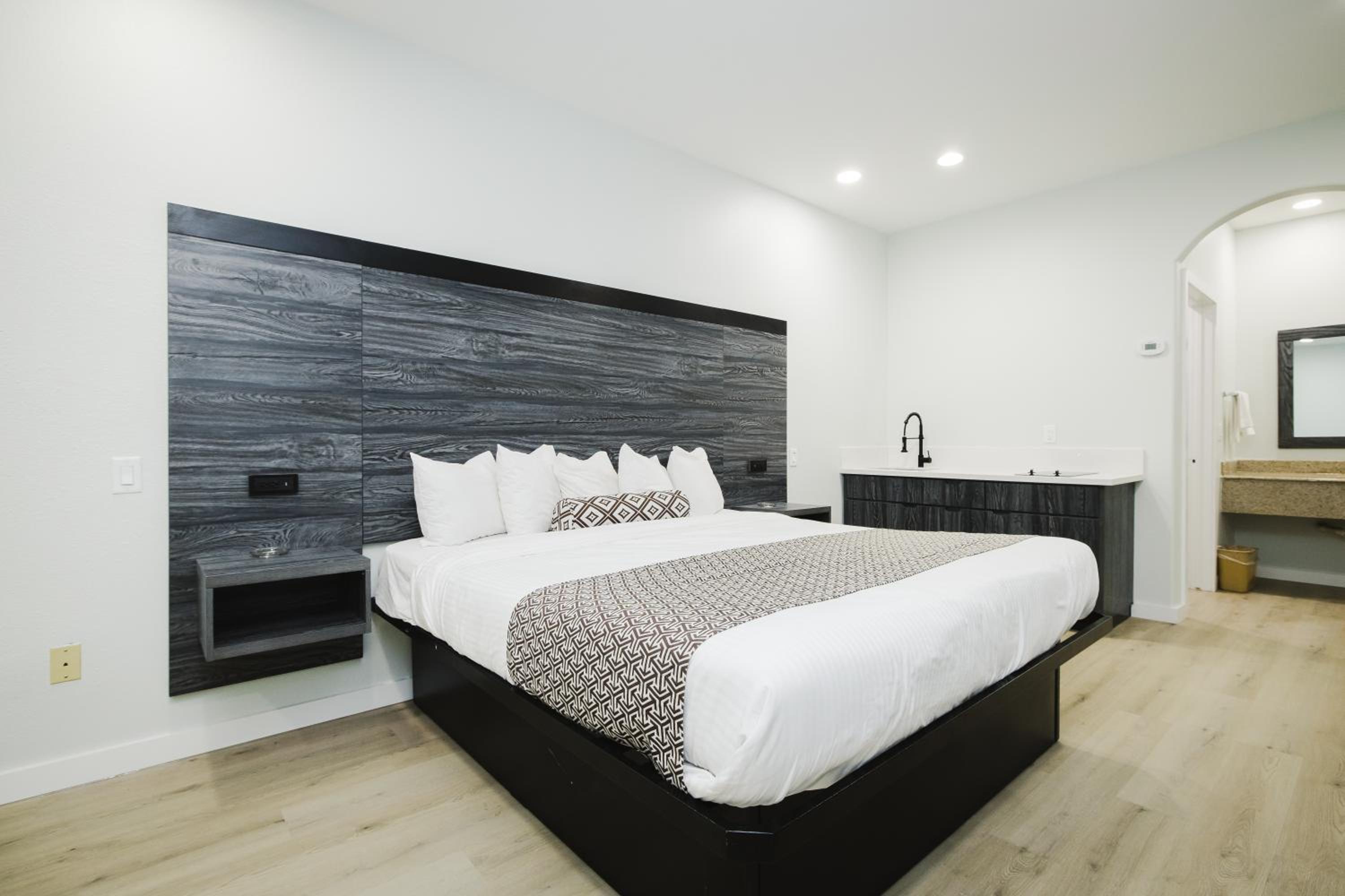 King Room with Kitchenette - Photo 7