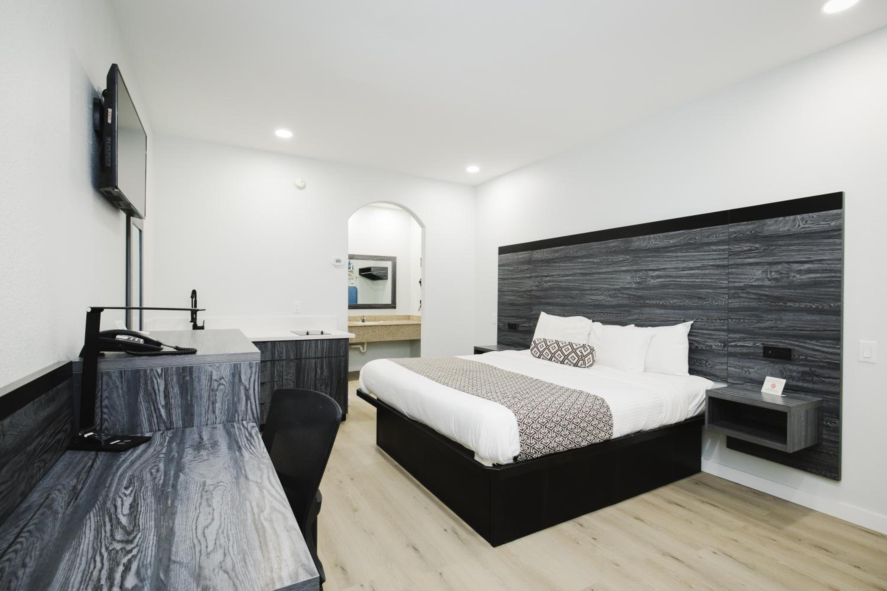 King Room with Kitchenette - Photo 6