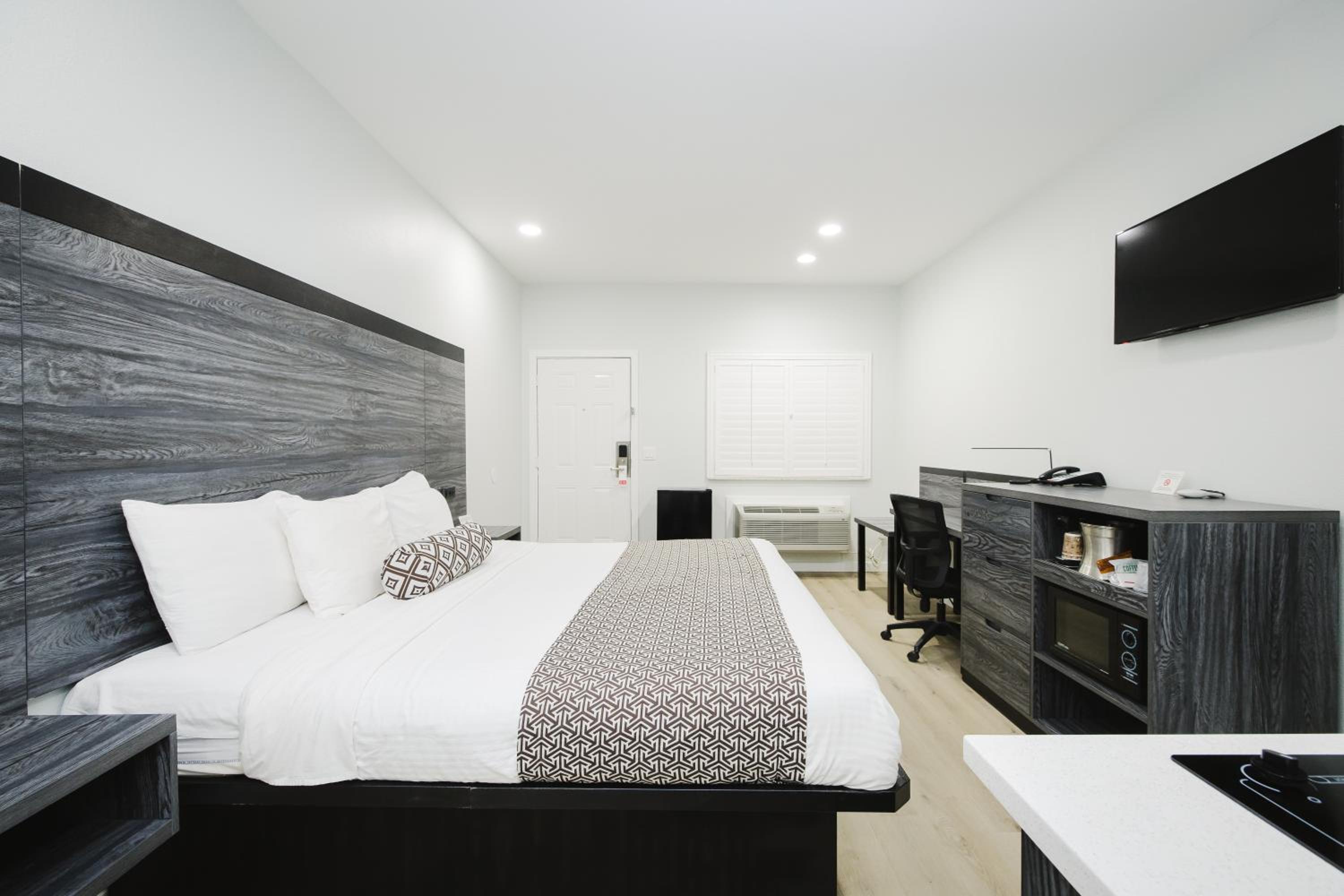 King Room with Kitchenette - Photo 22