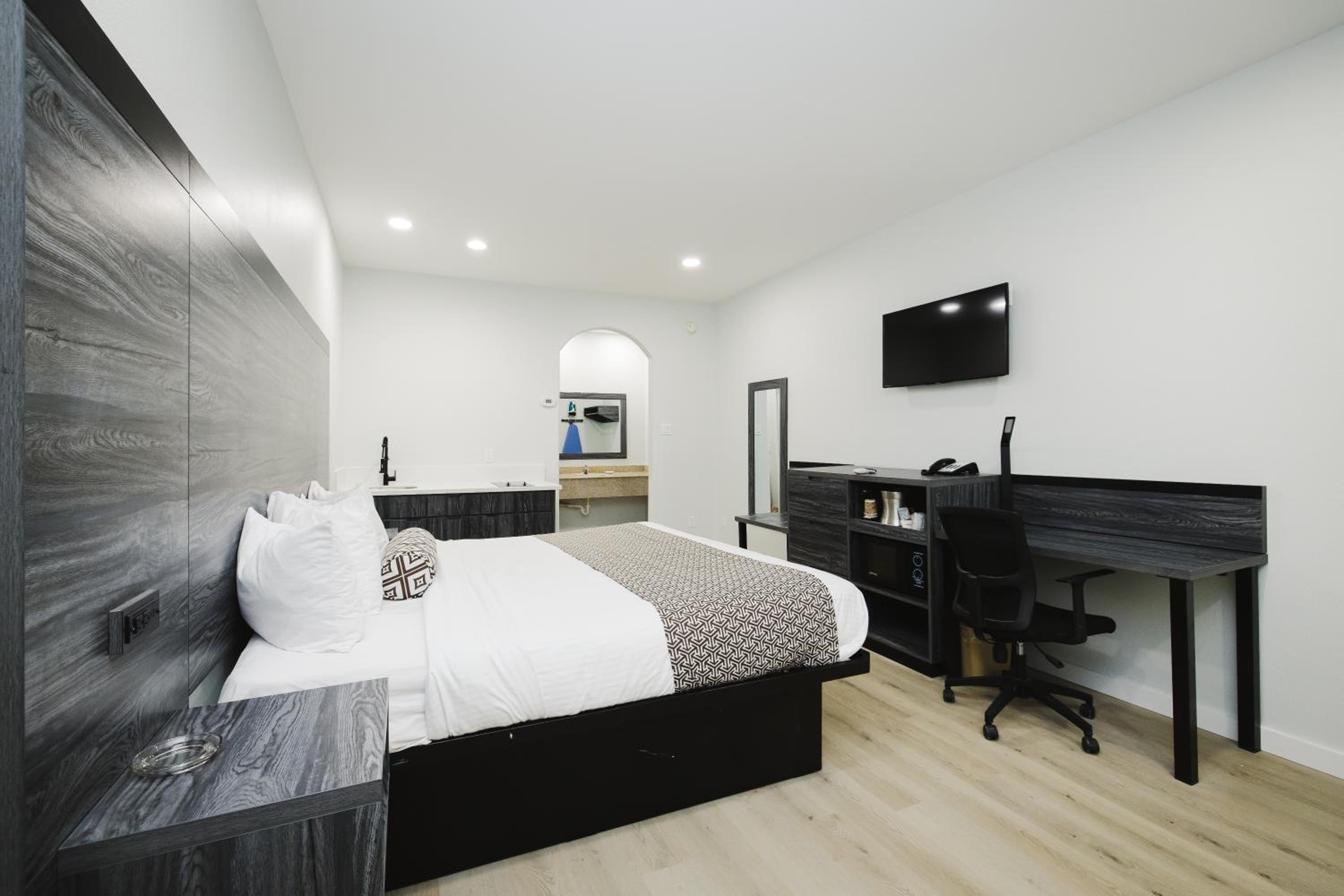 King Room with Kitchenette - Photo 9