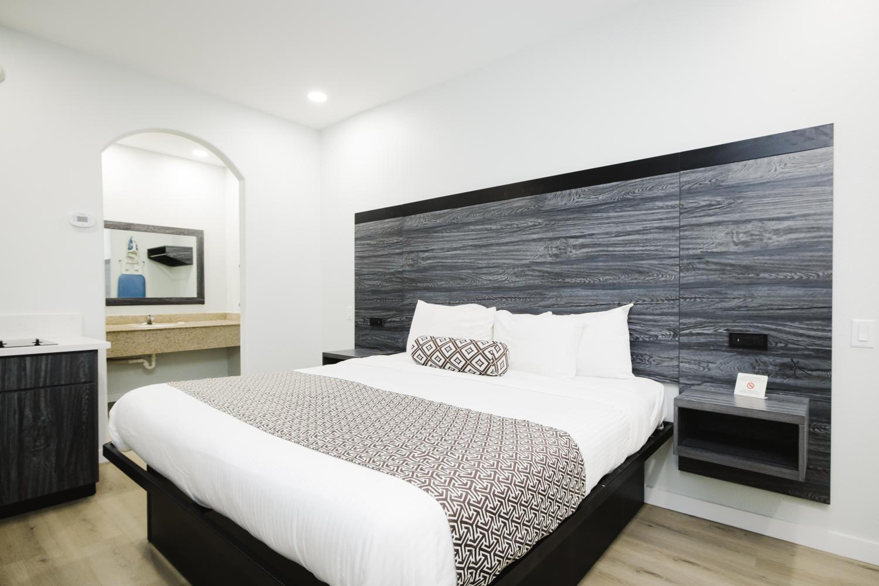 King Room with Kitchenette - Photo 17