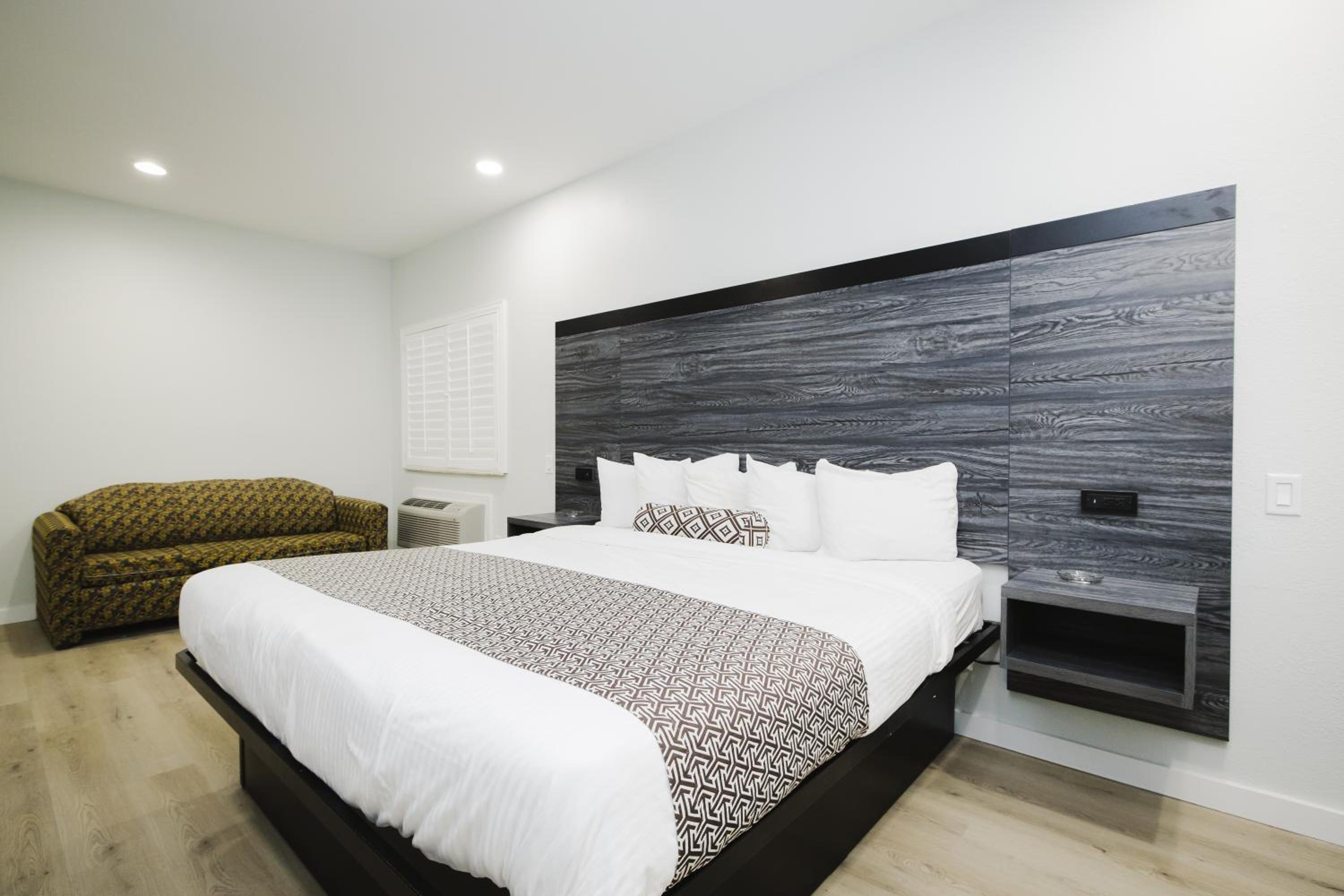 King Room with Kitchenette - Photo 16