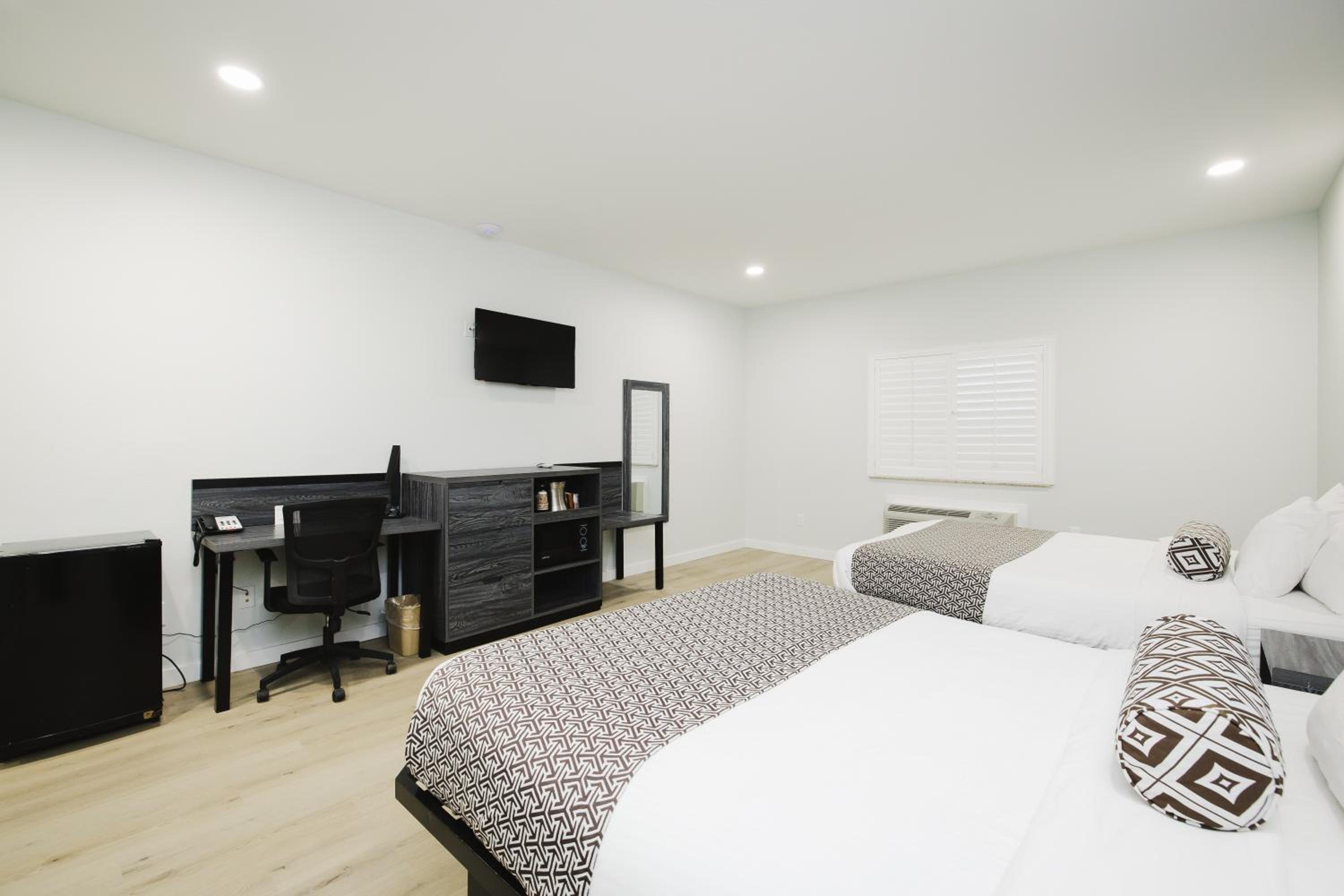 Queen Room with Two Queen Beds - Non-Smoking - Photo 41