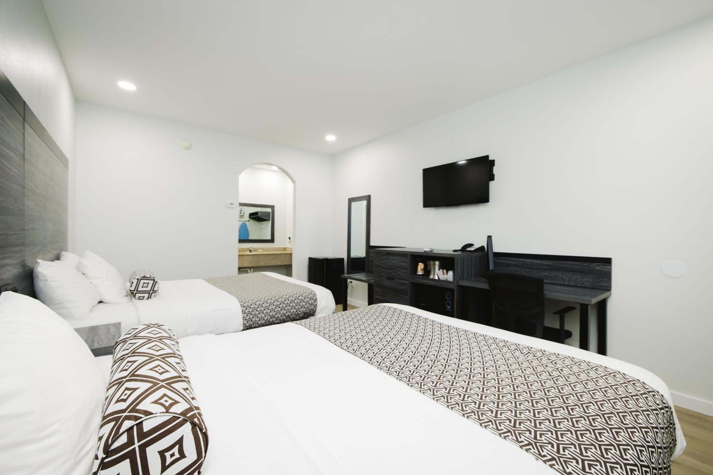 Queen Room with Two Queen Beds - Non-Smoking - Photo 40