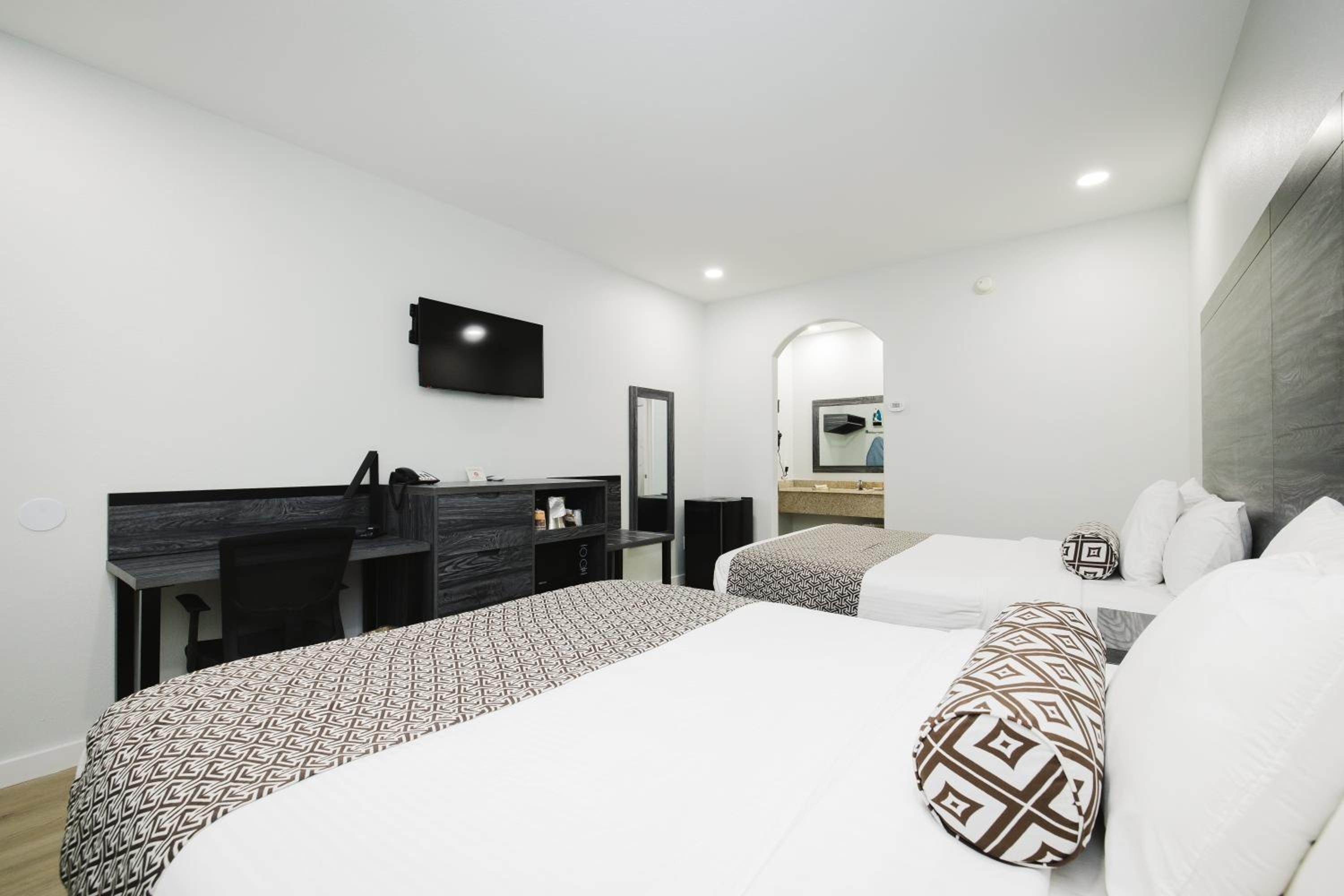 Queen Room with Two Queen Beds - Non-Smoking - Photo 1