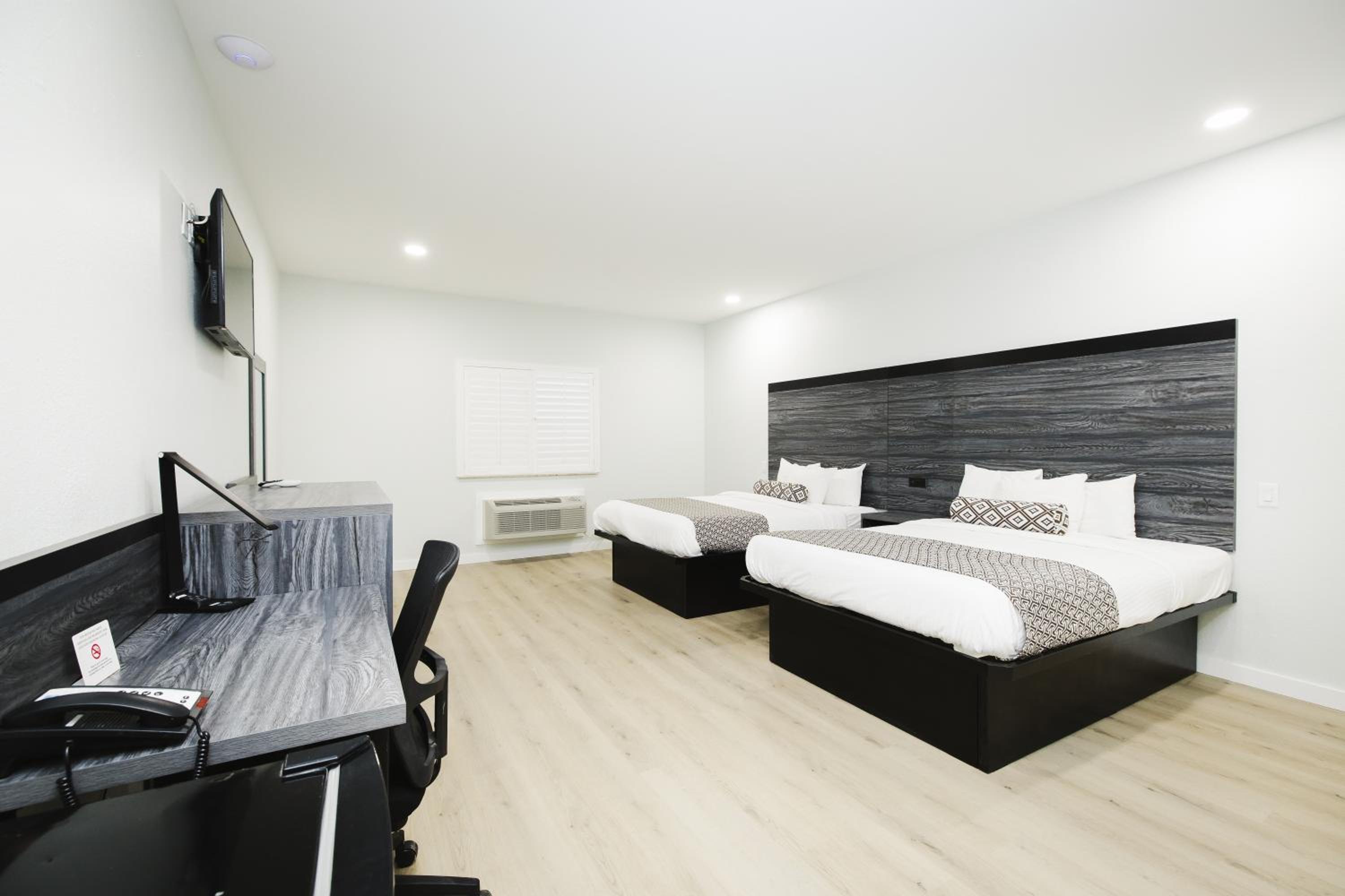 Queen Room with Two Queen Beds - Non-Smoking - Photo 27