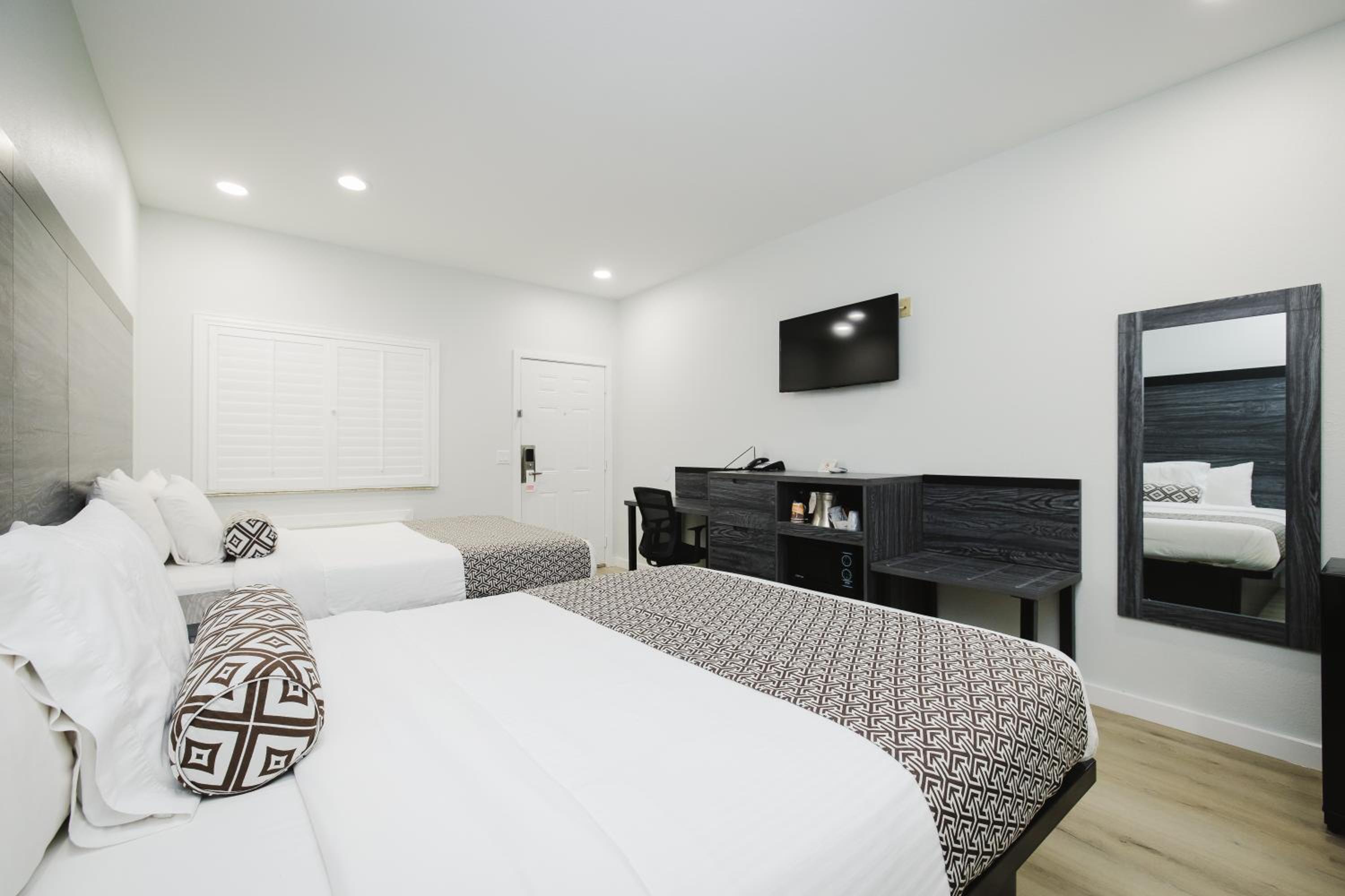 Queen Room with Two Queen Beds - Non-Smoking - Photo 28