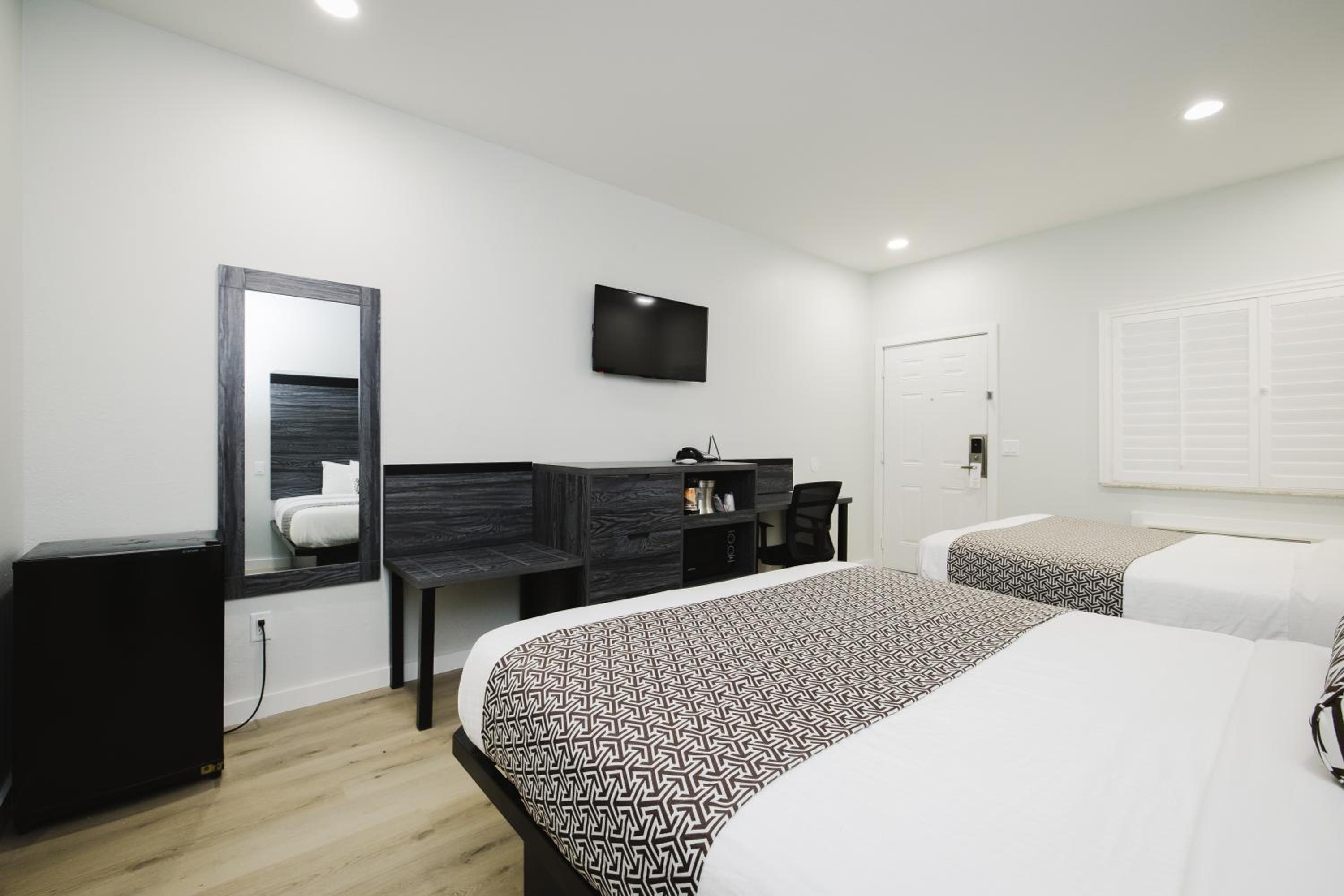 Queen Room with Two Queen Beds - Non-Smoking - Photo 30