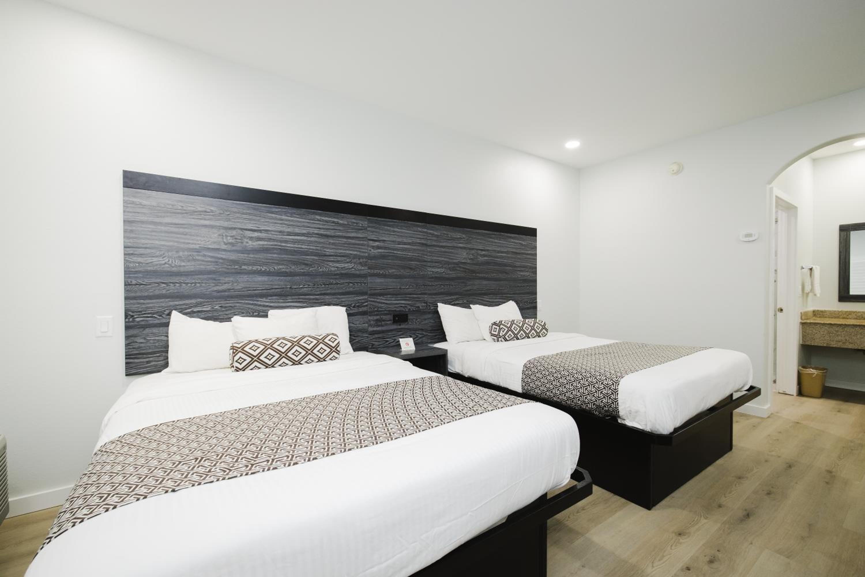 Queen Room with Two Queen Beds - Non-Smoking - Photo 24