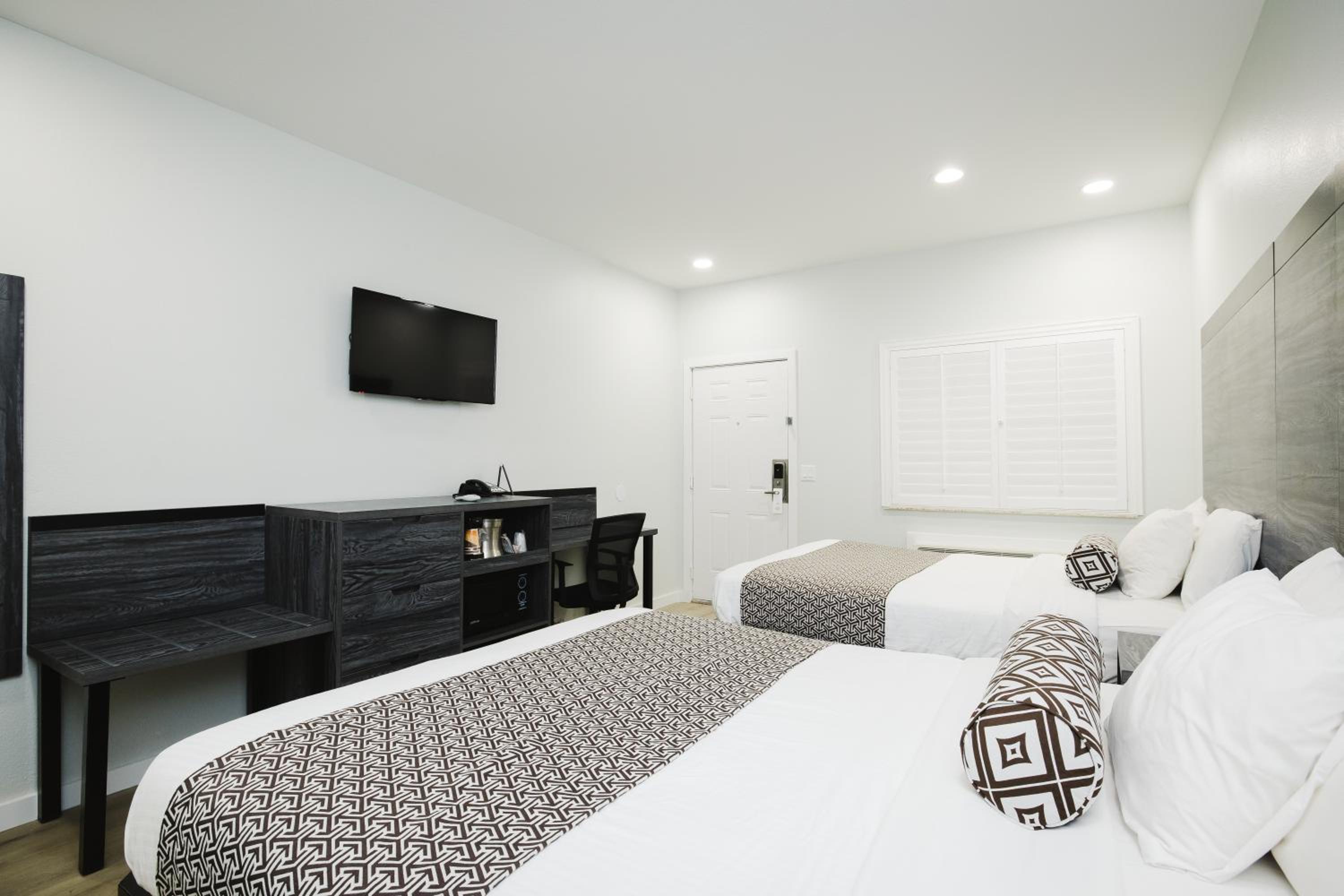 Queen Room with Two Queen Beds - Non-Smoking - Photo 26