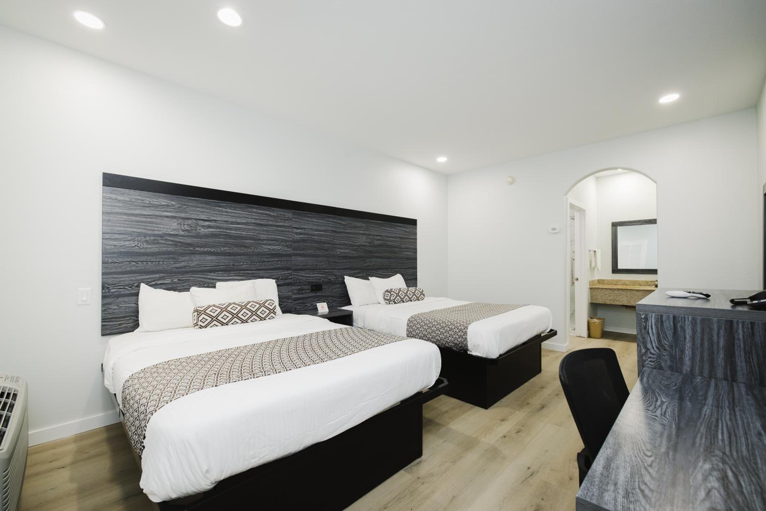 Queen Room with Two Queen Beds - Non-Smoking - Photo 9