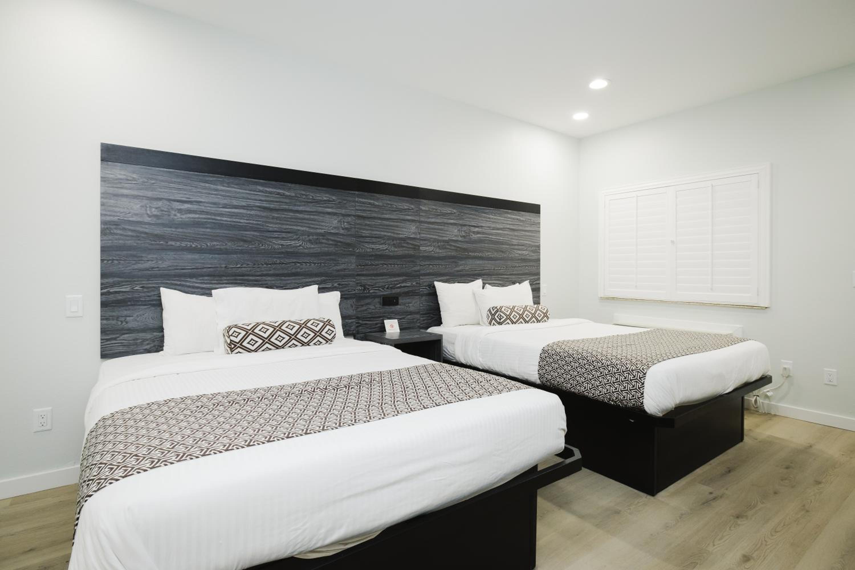 Queen Room with Two Queen Beds - Non-Smoking - Photo 8