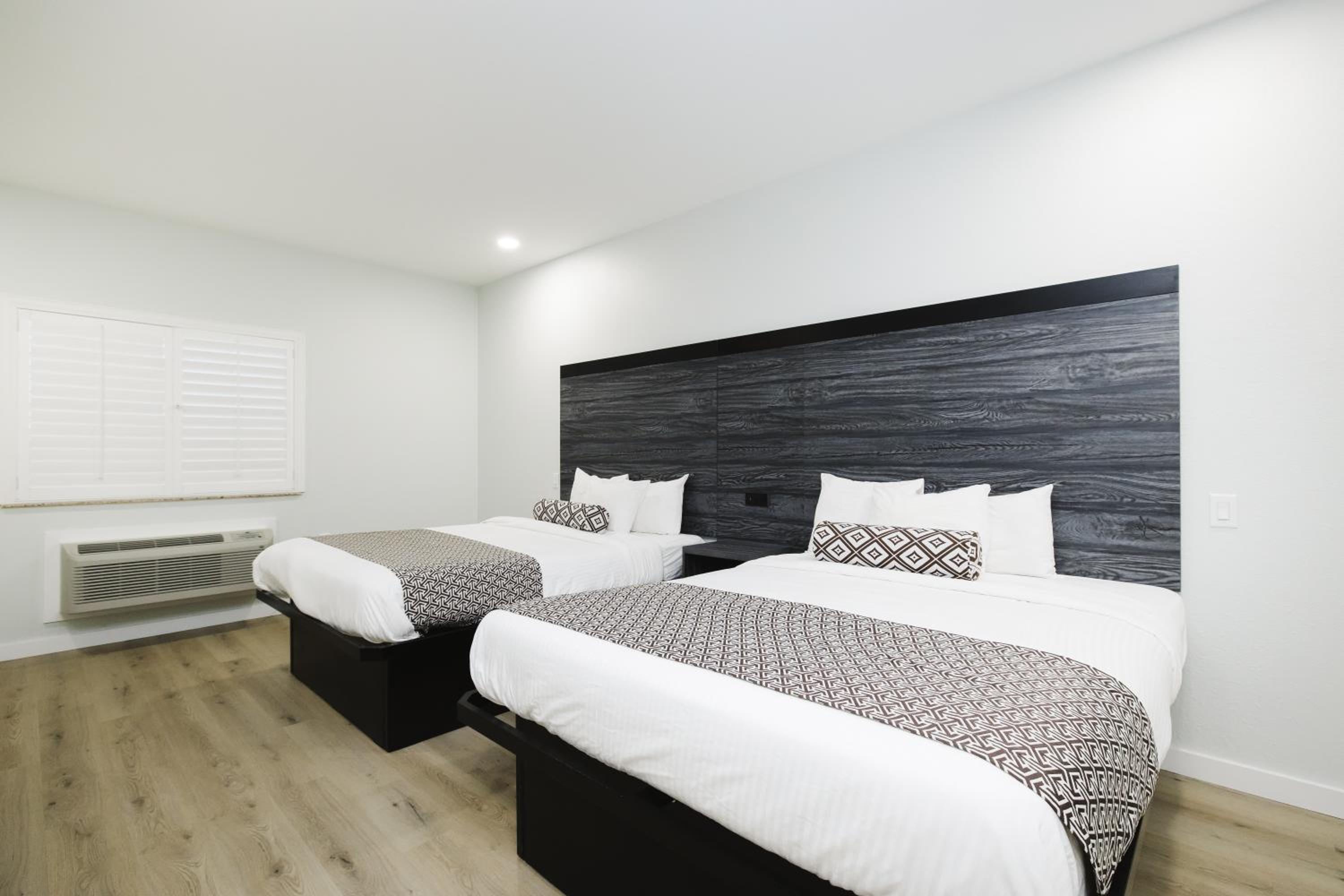 Queen Room with Two Queen Beds - Non-Smoking - Photo 21