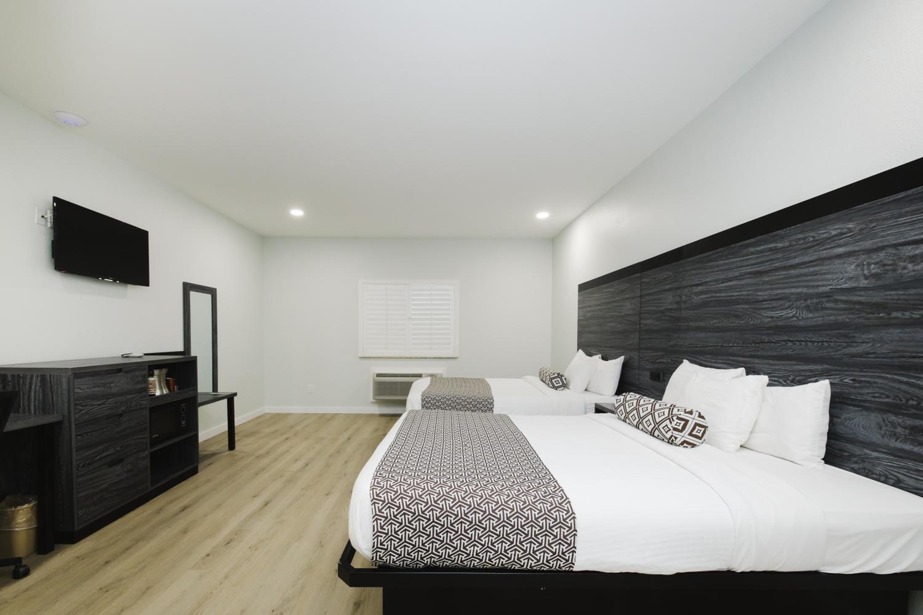 Queen Room with Two Queen Beds - Non-Smoking - Photo 7