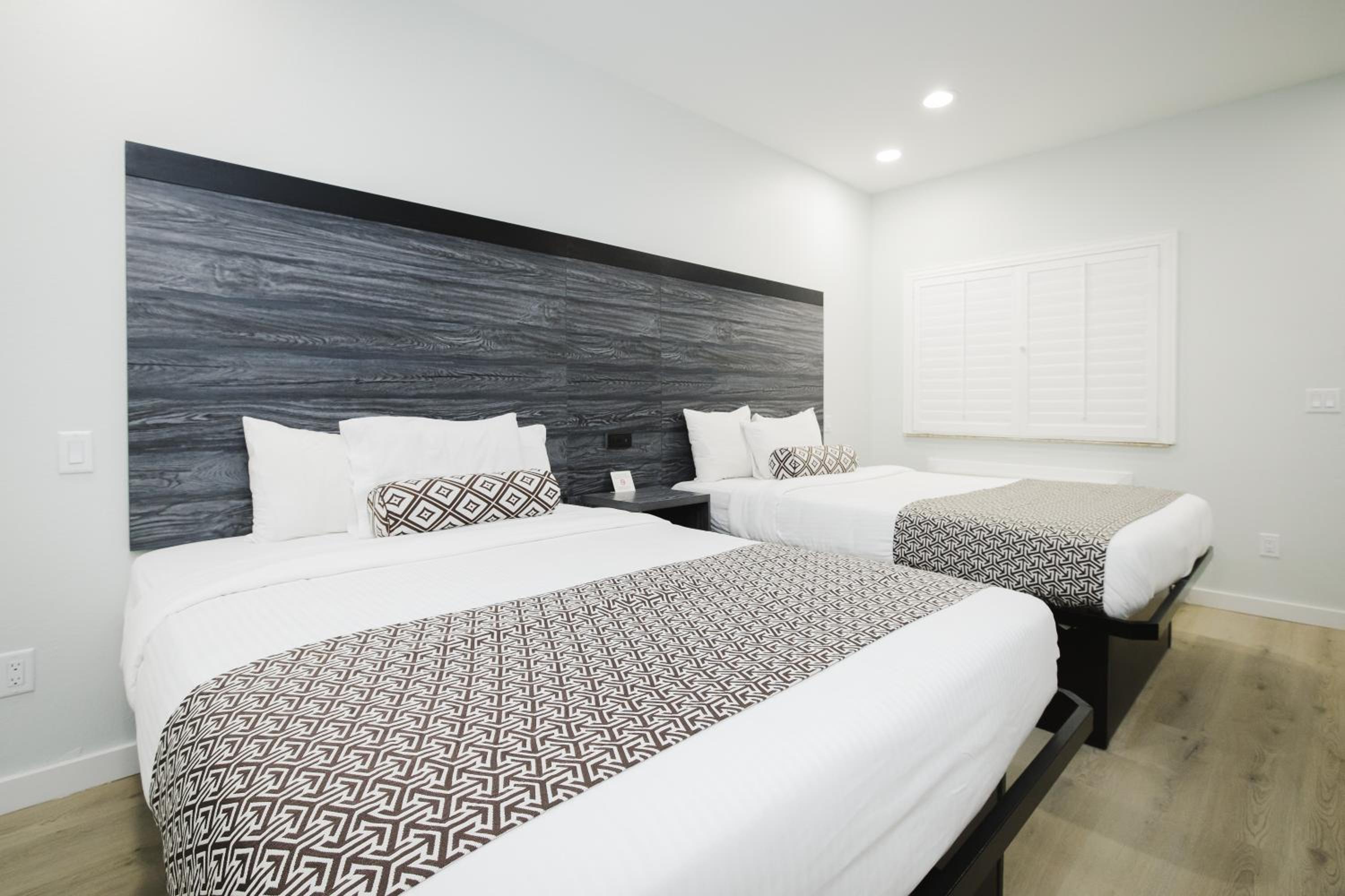 Queen Room with Two Queen Beds - Non-Smoking - Photo 25