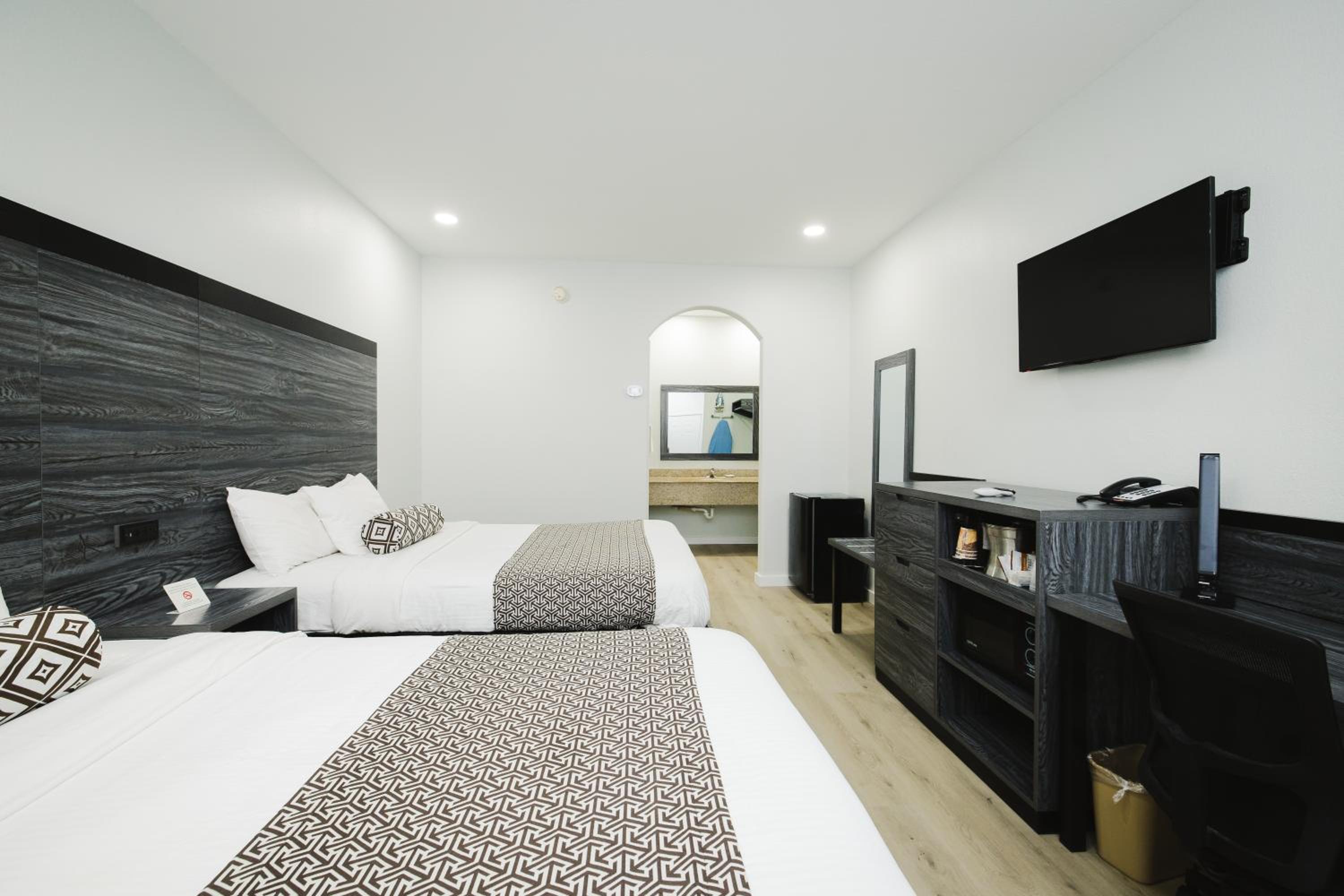 Queen Room with Two Queen Beds - Non-Smoking - Photo 14