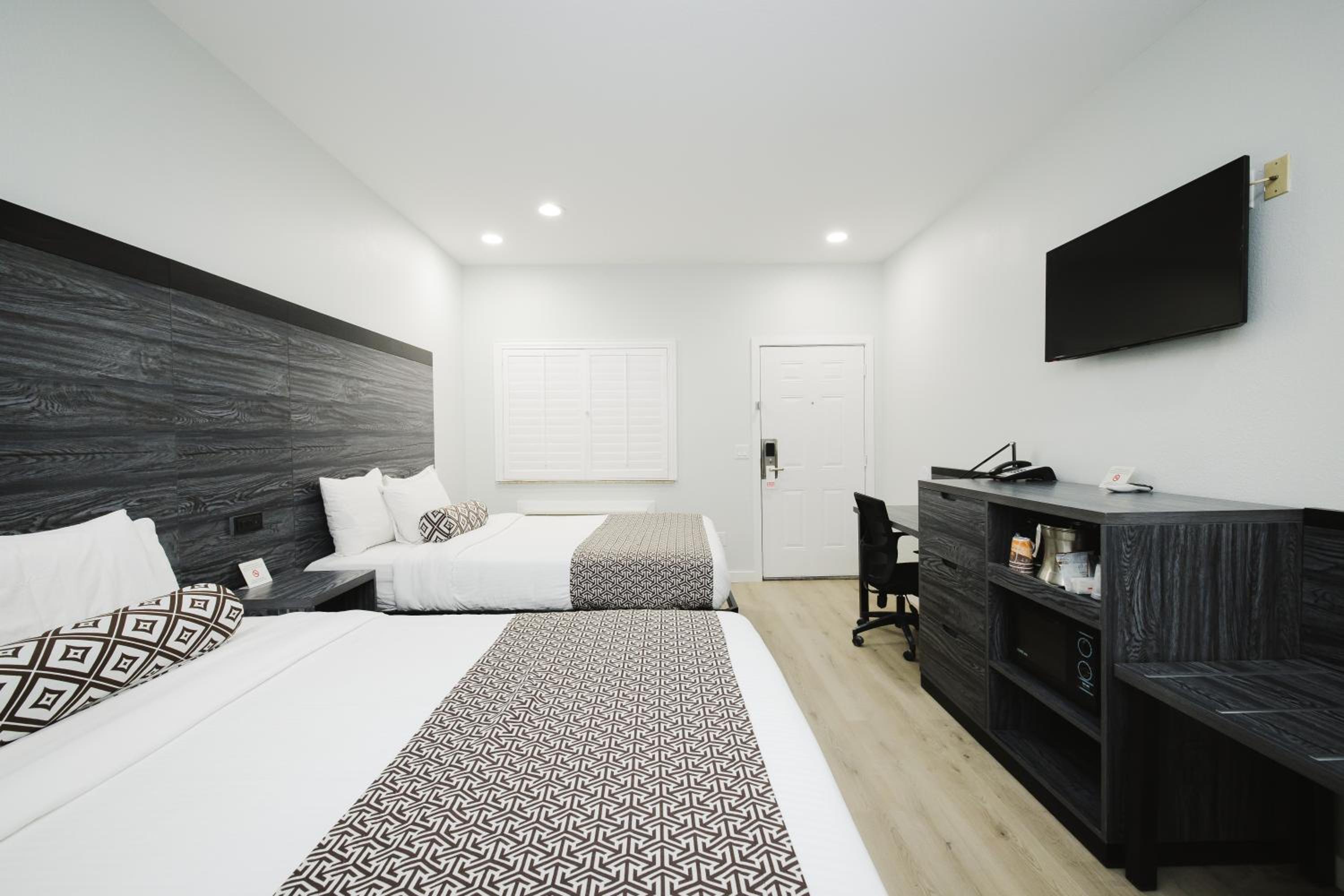 Queen Room with Two Queen Beds - Non-Smoking - Photo 13