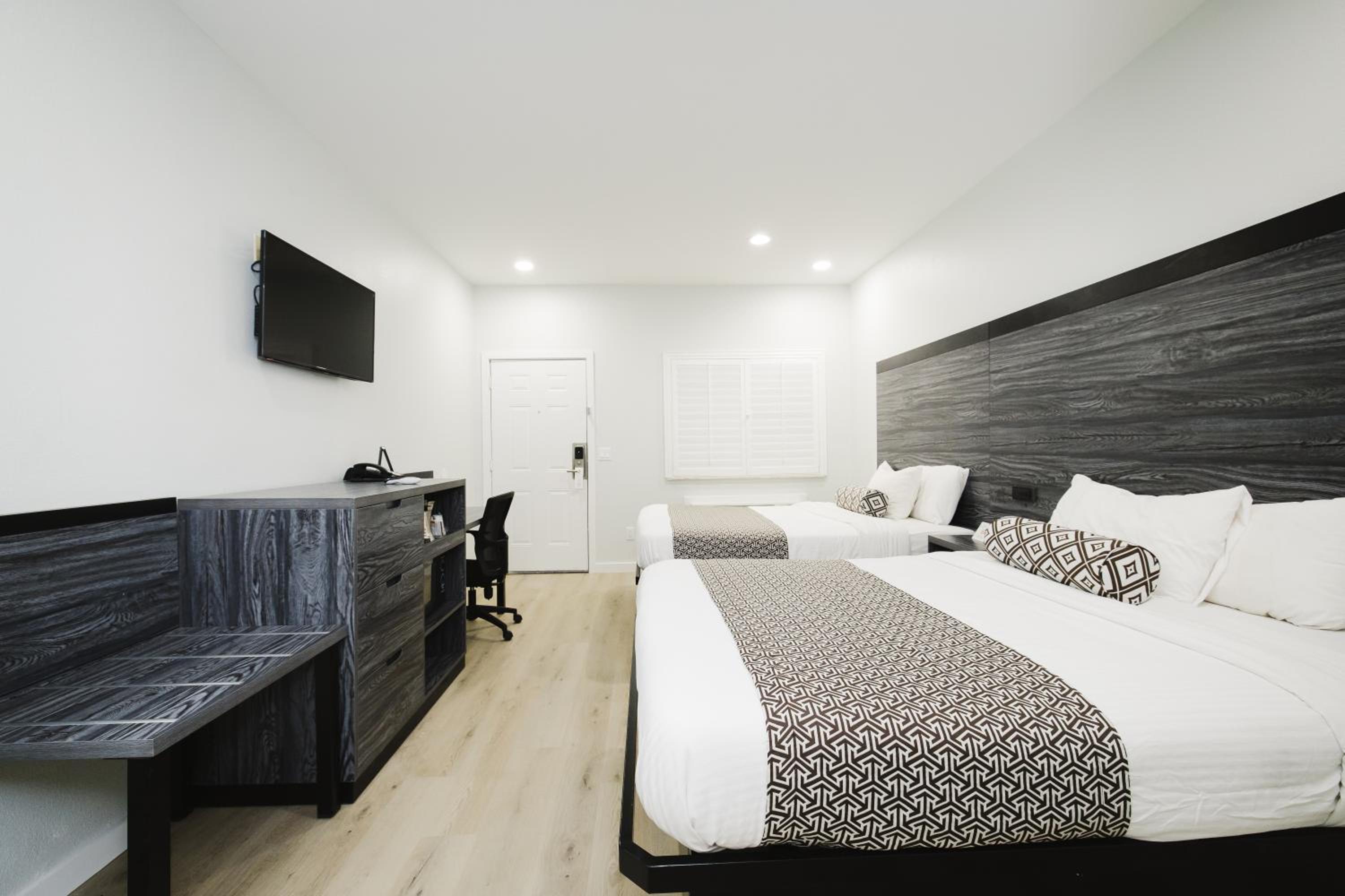 Queen Room with Two Queen Beds - Non-Smoking - Photo 15