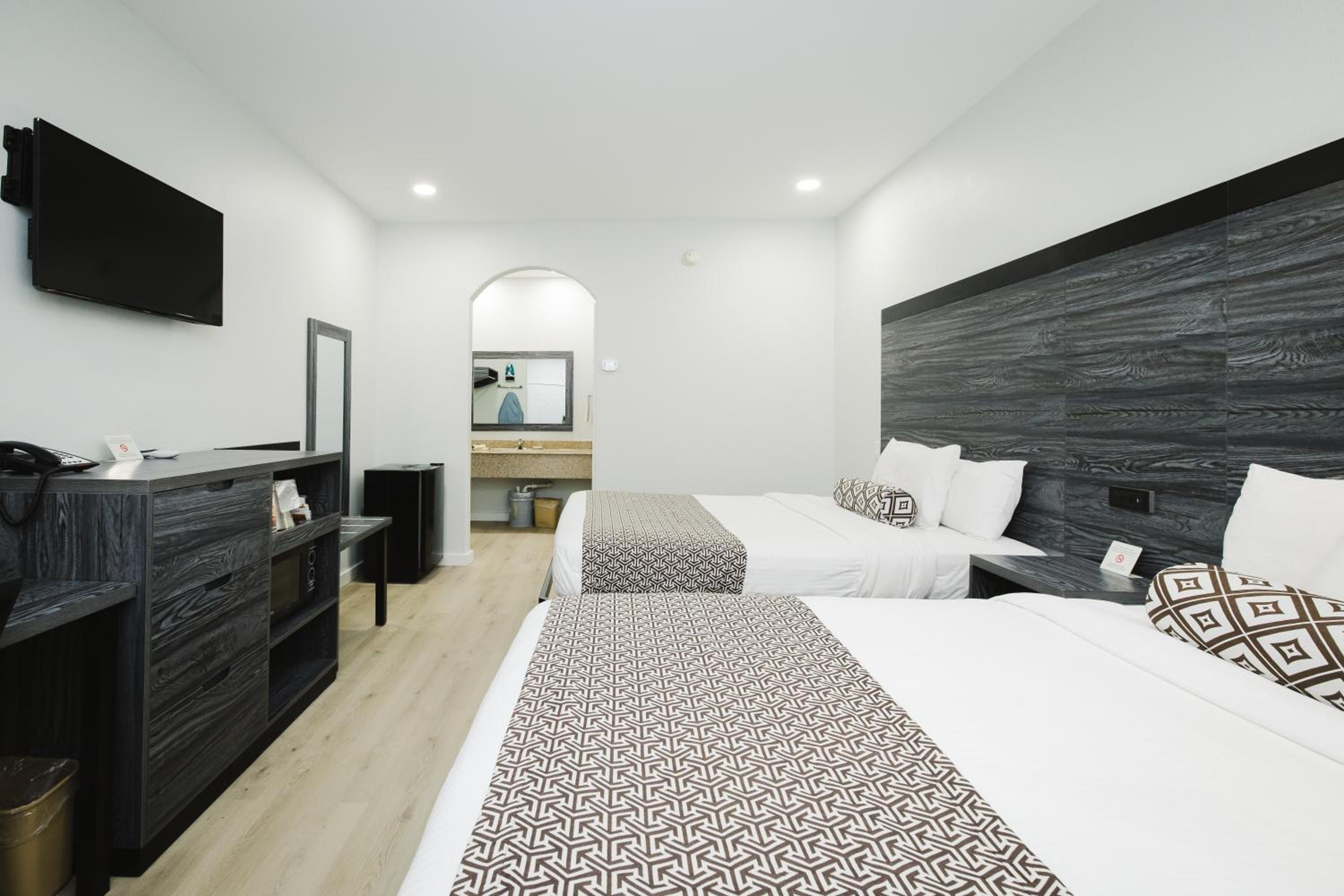 Queen Room with Two Queen Beds - Non-Smoking - Photo 12