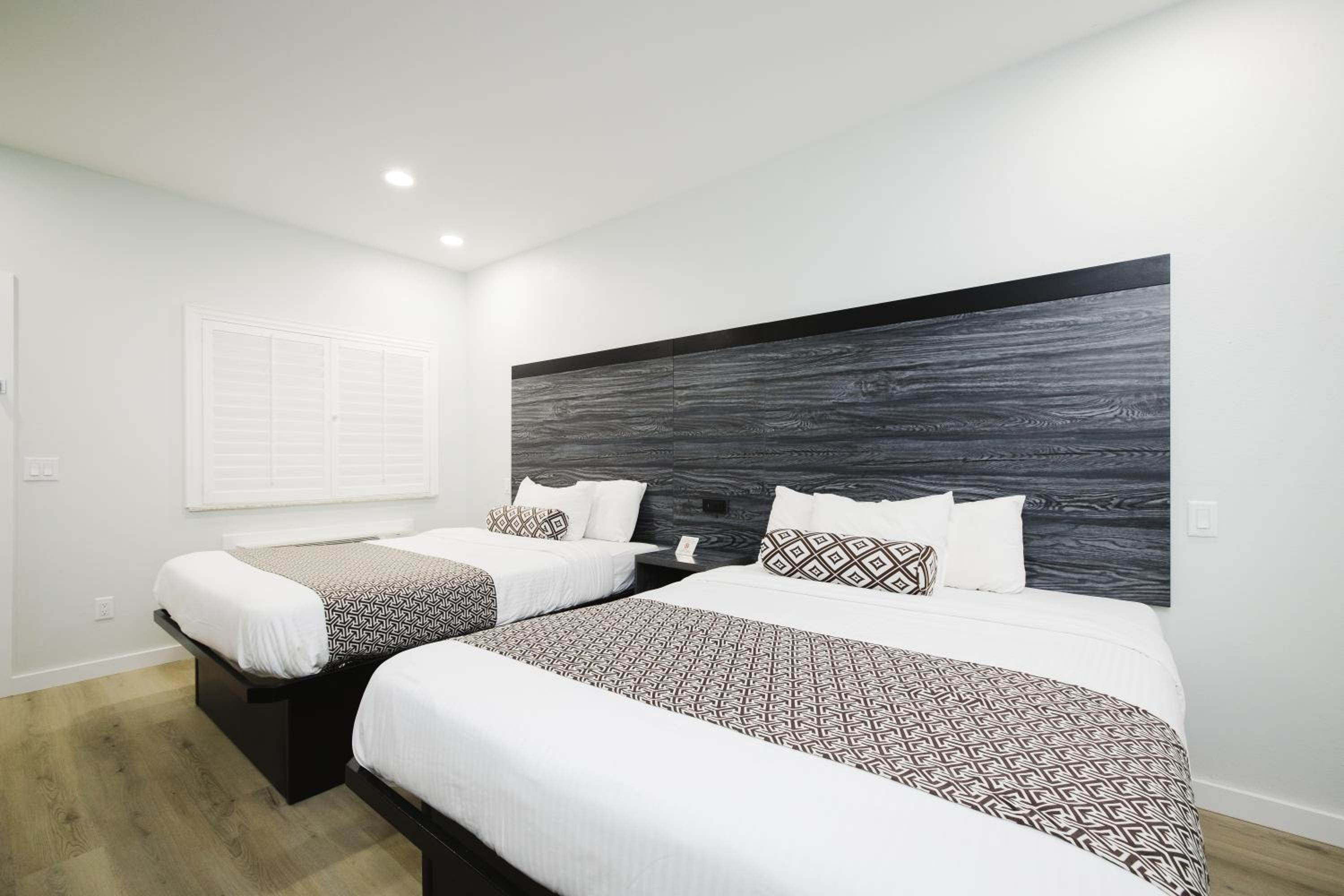 Queen Room with Two Queen Beds - Non-Smoking - Photo 19