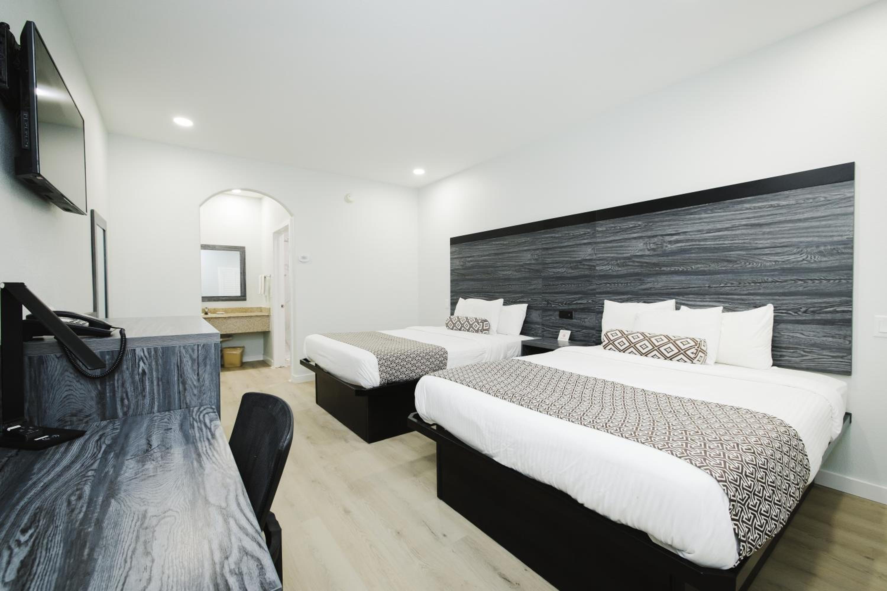 Queen Room with Two Queen Beds - Non-Smoking - Photo 16