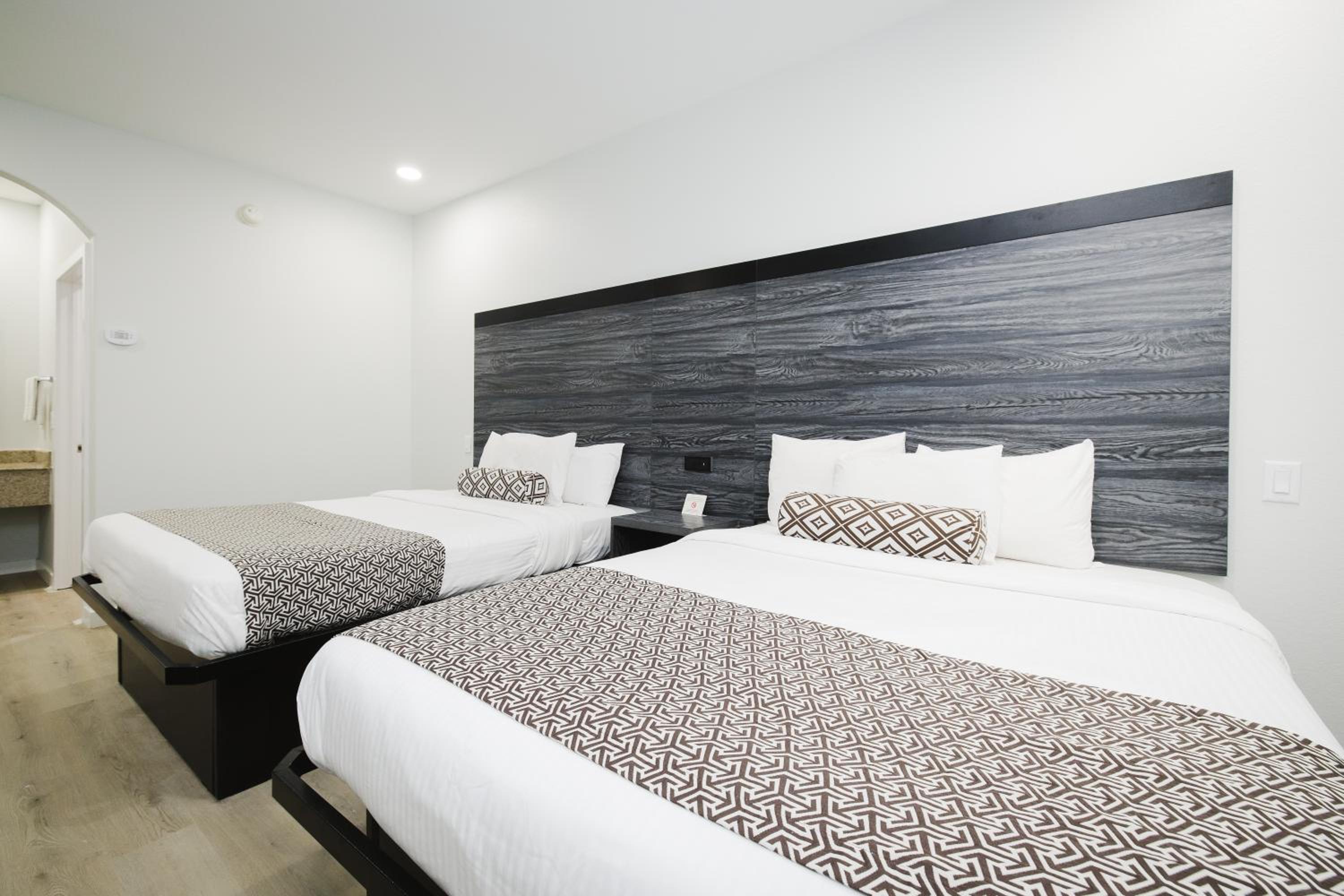 Queen Room with Two Queen Beds - Non-Smoking - Photo 17