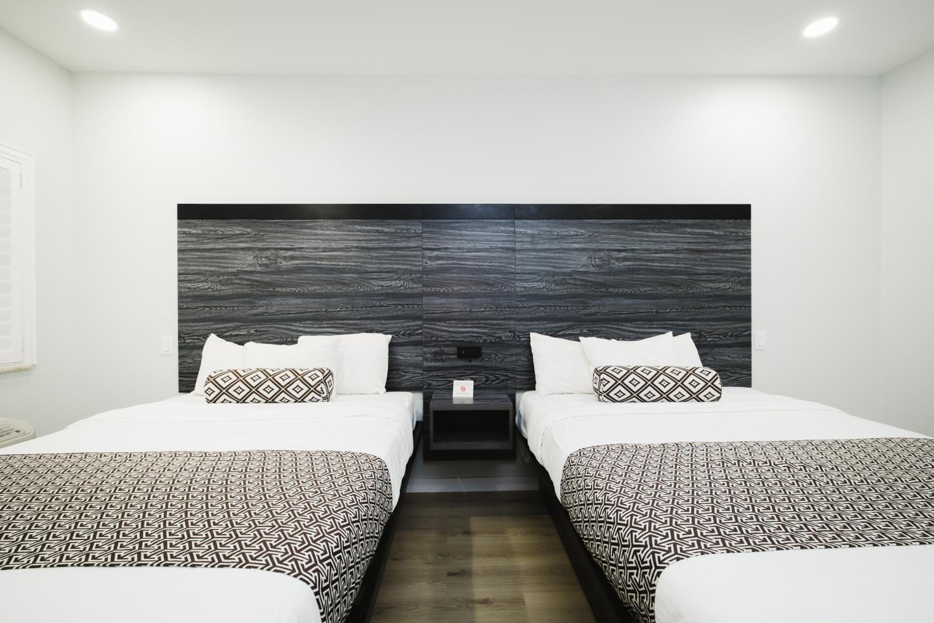 Queen Room with Two Queen Beds - Non-Smoking - Photo 10