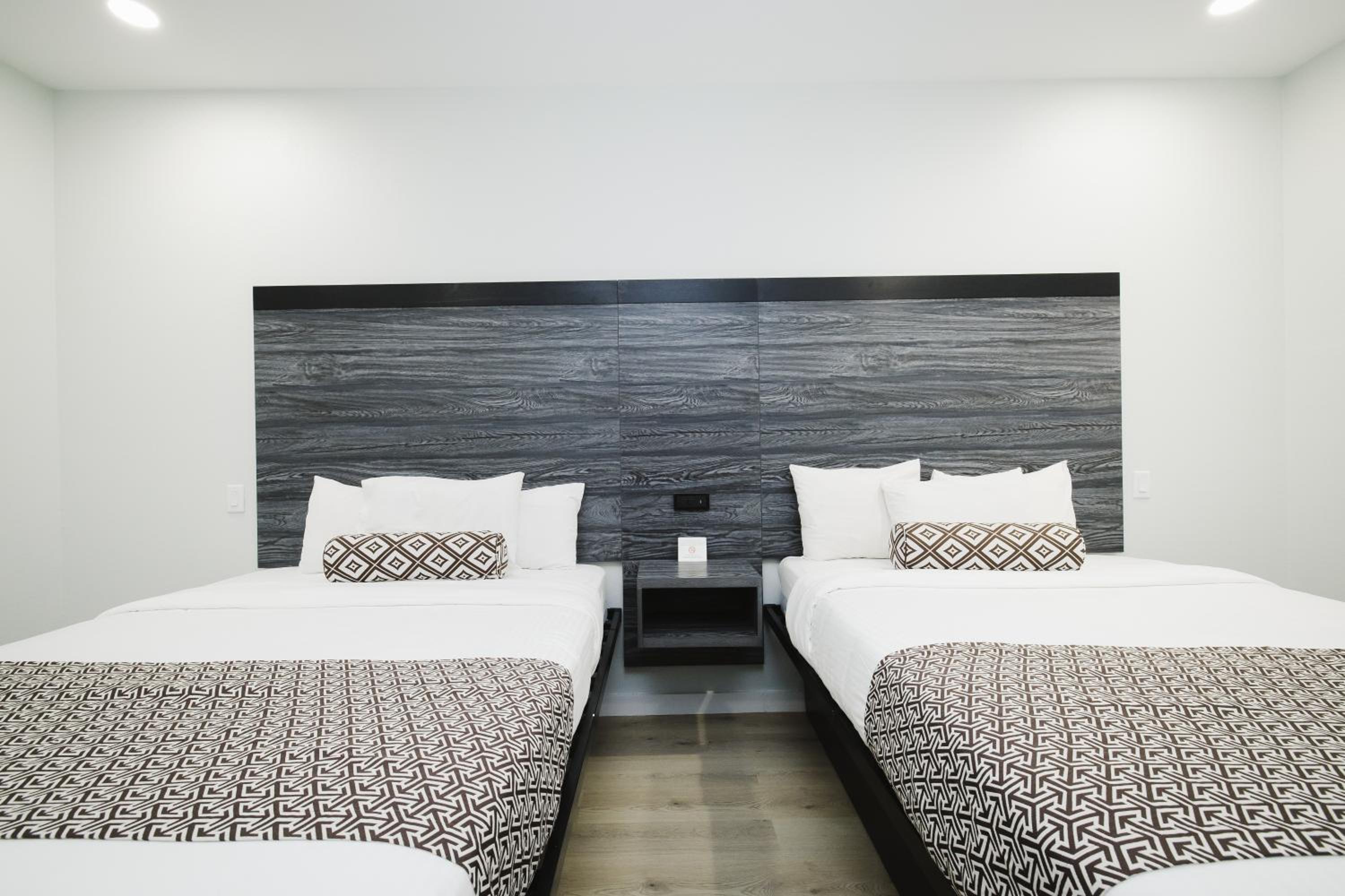 Queen Room with Two Queen Beds - Non-Smoking - Photo 18