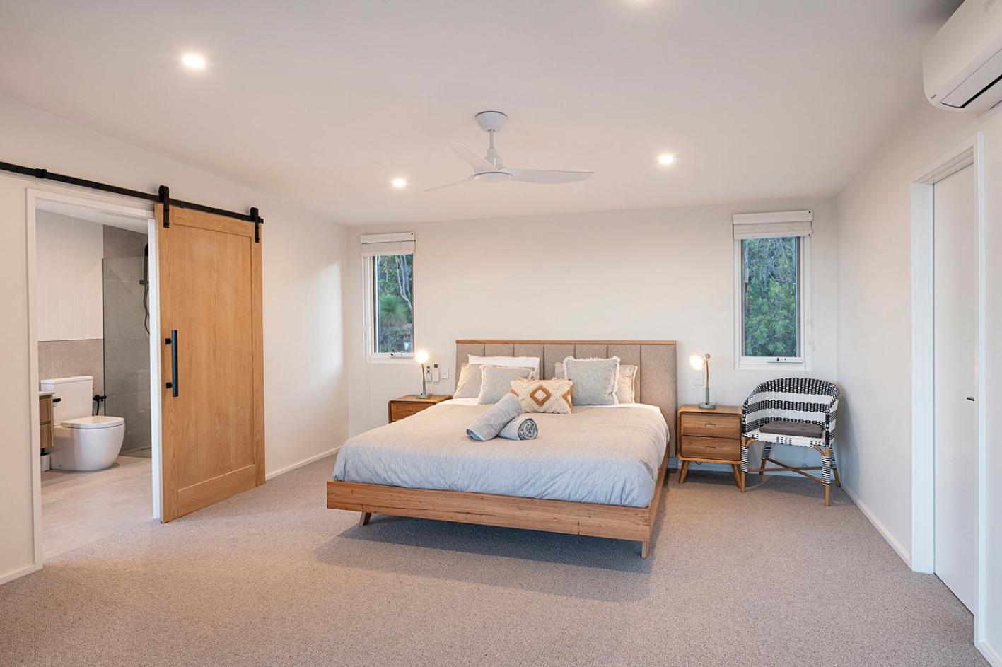 Five-Bedroom House photo 1