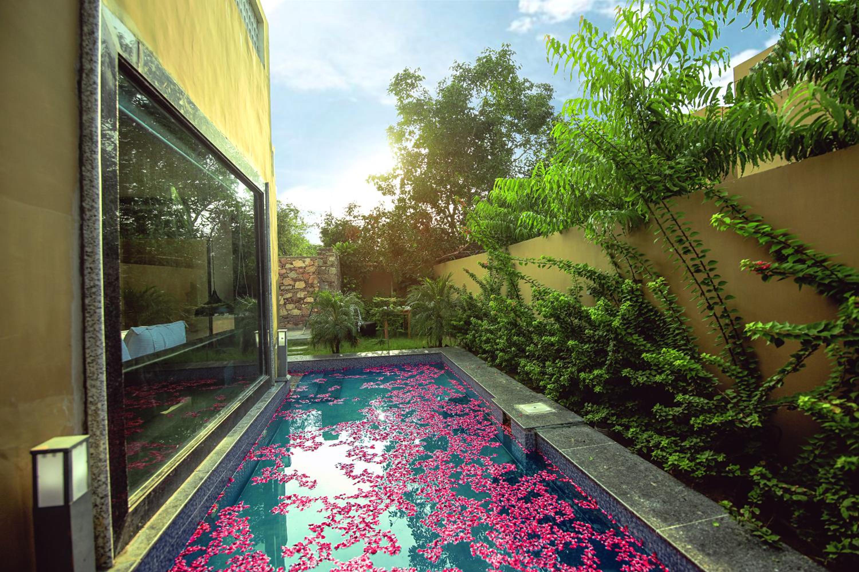Exotic Villa with Plunge Pool, Jacuzzi and Private Sit Out - Photo 9