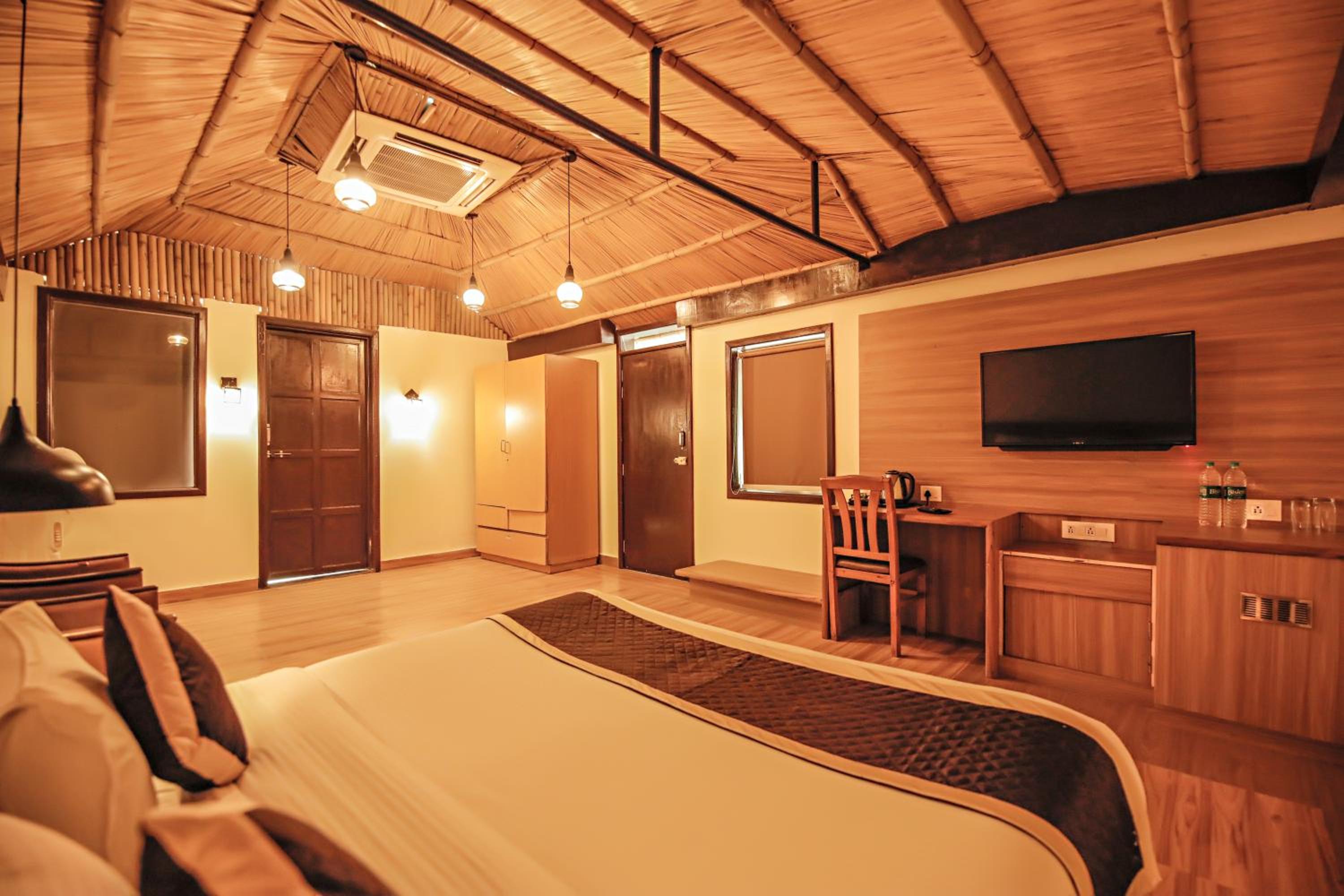 Nature Hut with Jacuzzi and Private Sit Out - Photo 2