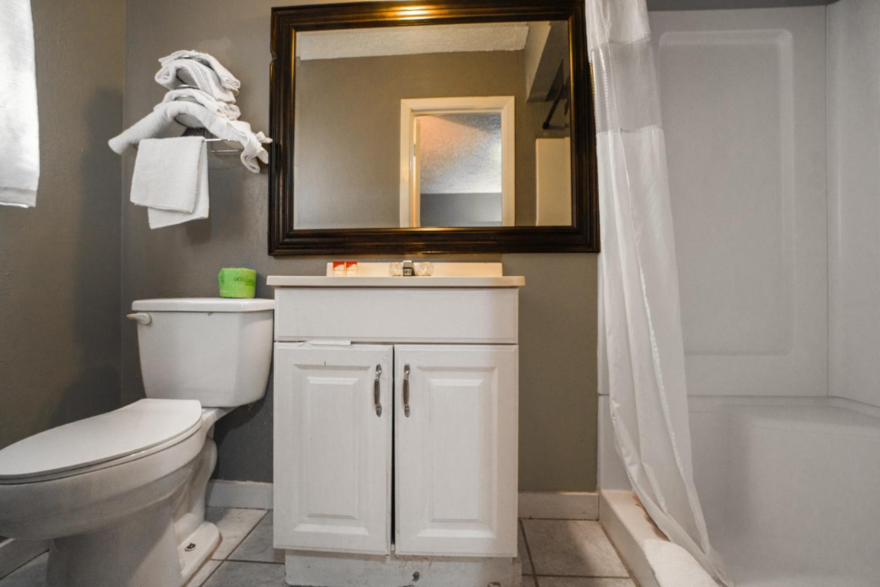 2 Queen Beds Smoking with Kitchenette photo 3