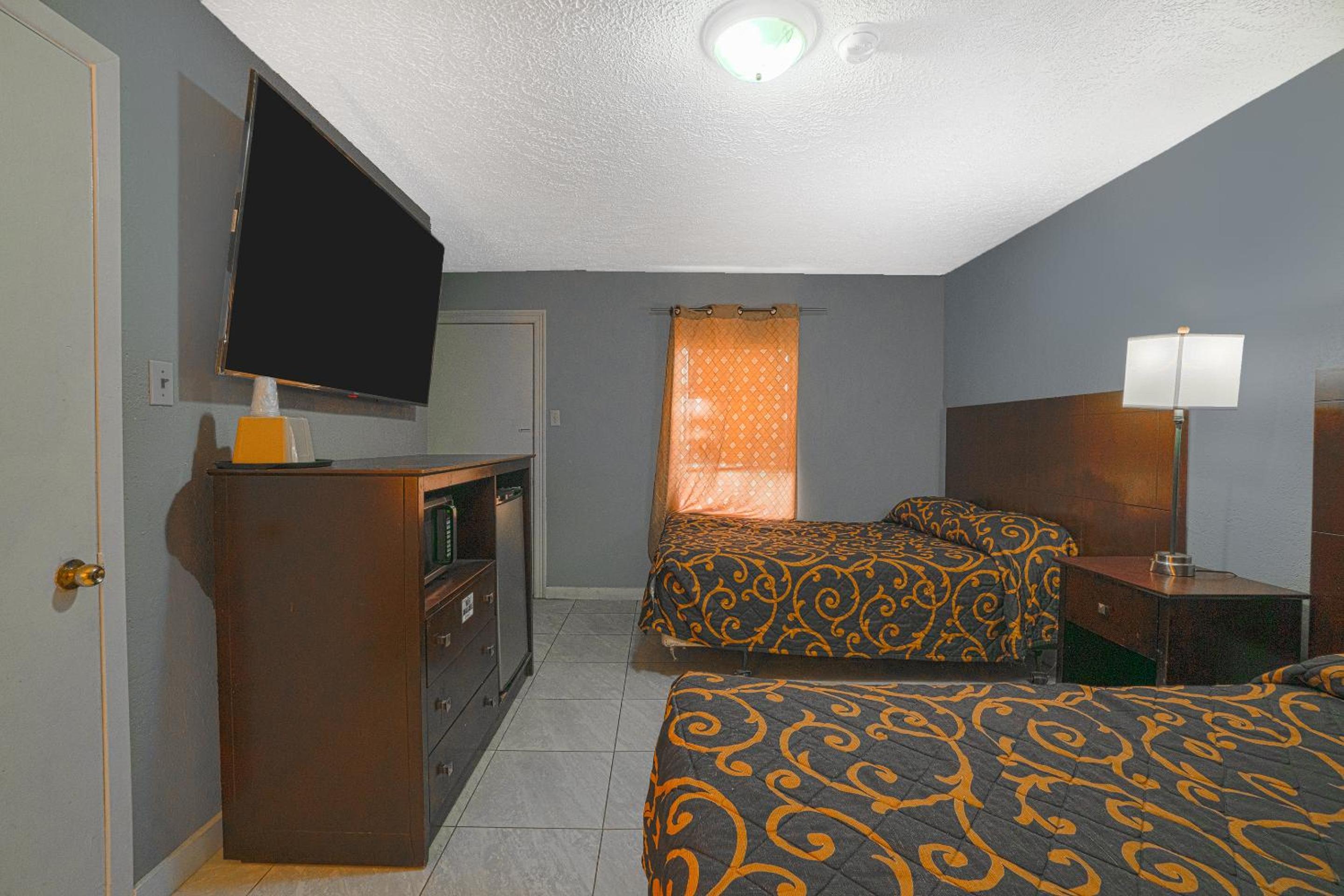 2 Queen Beds Smoking with Kitchenette photo 1