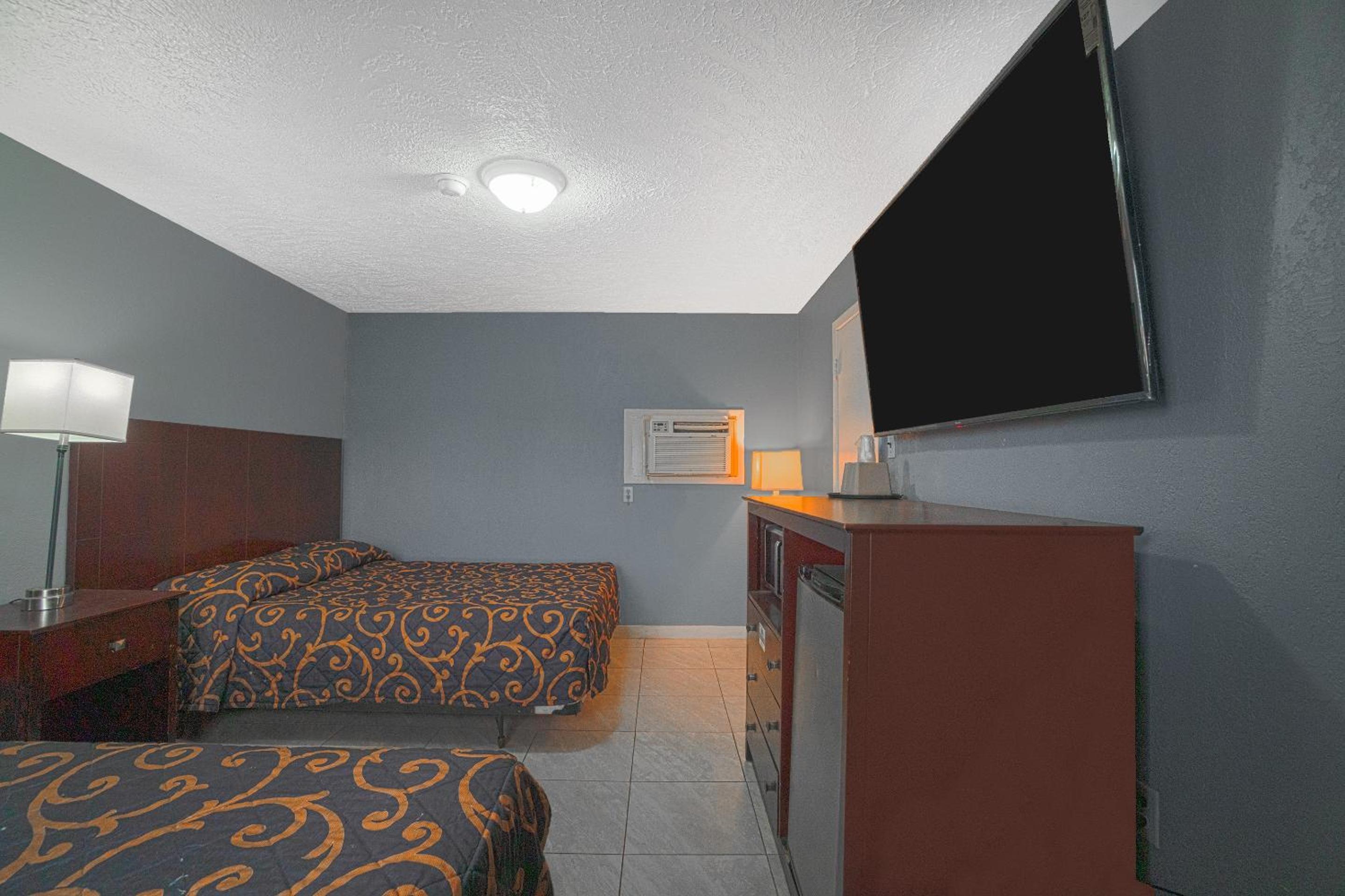 2 Queen Beds Smoking with Kitchenette photo 2
