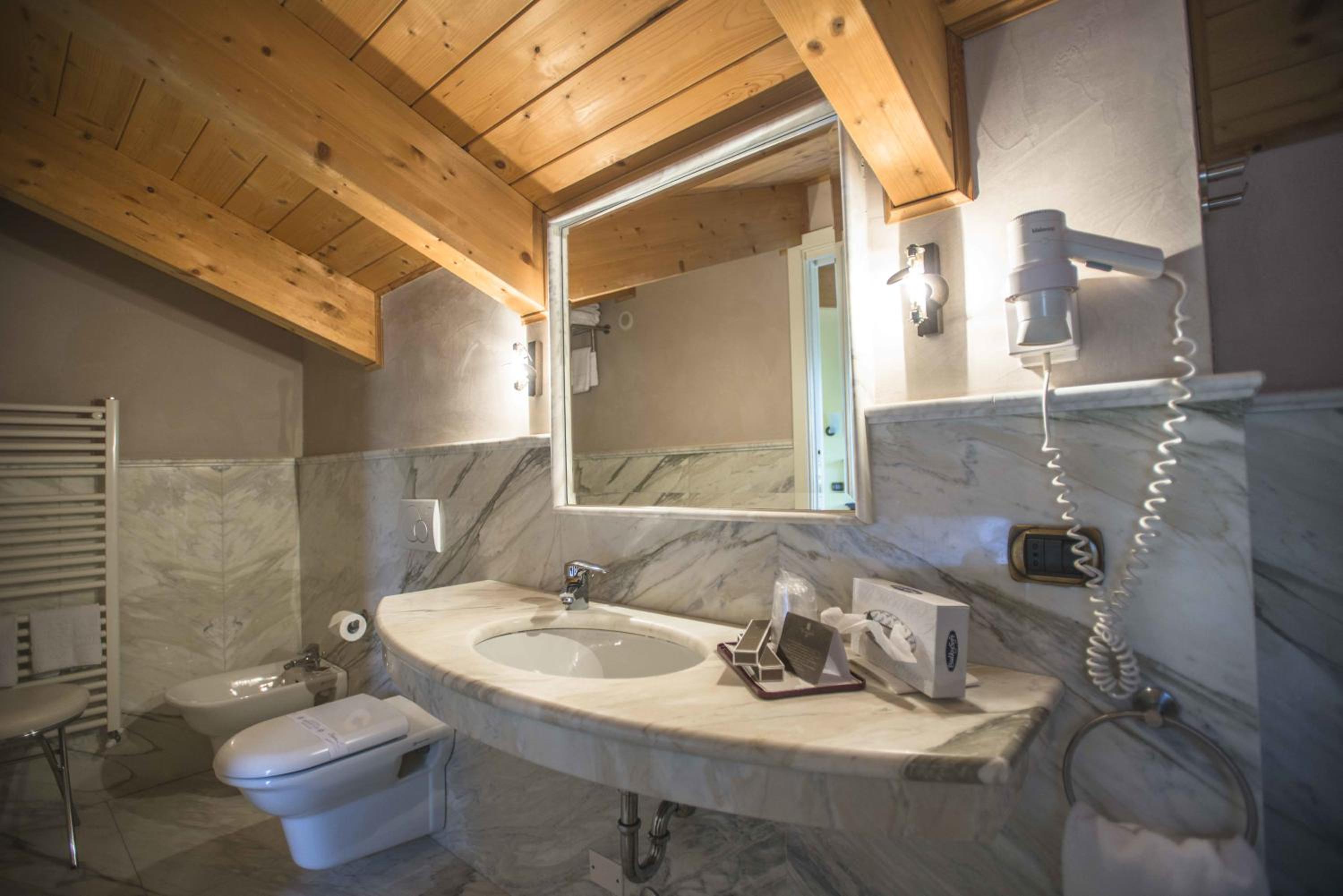 Deluxe Double or Twin Room with Spa Bath - Photo 6