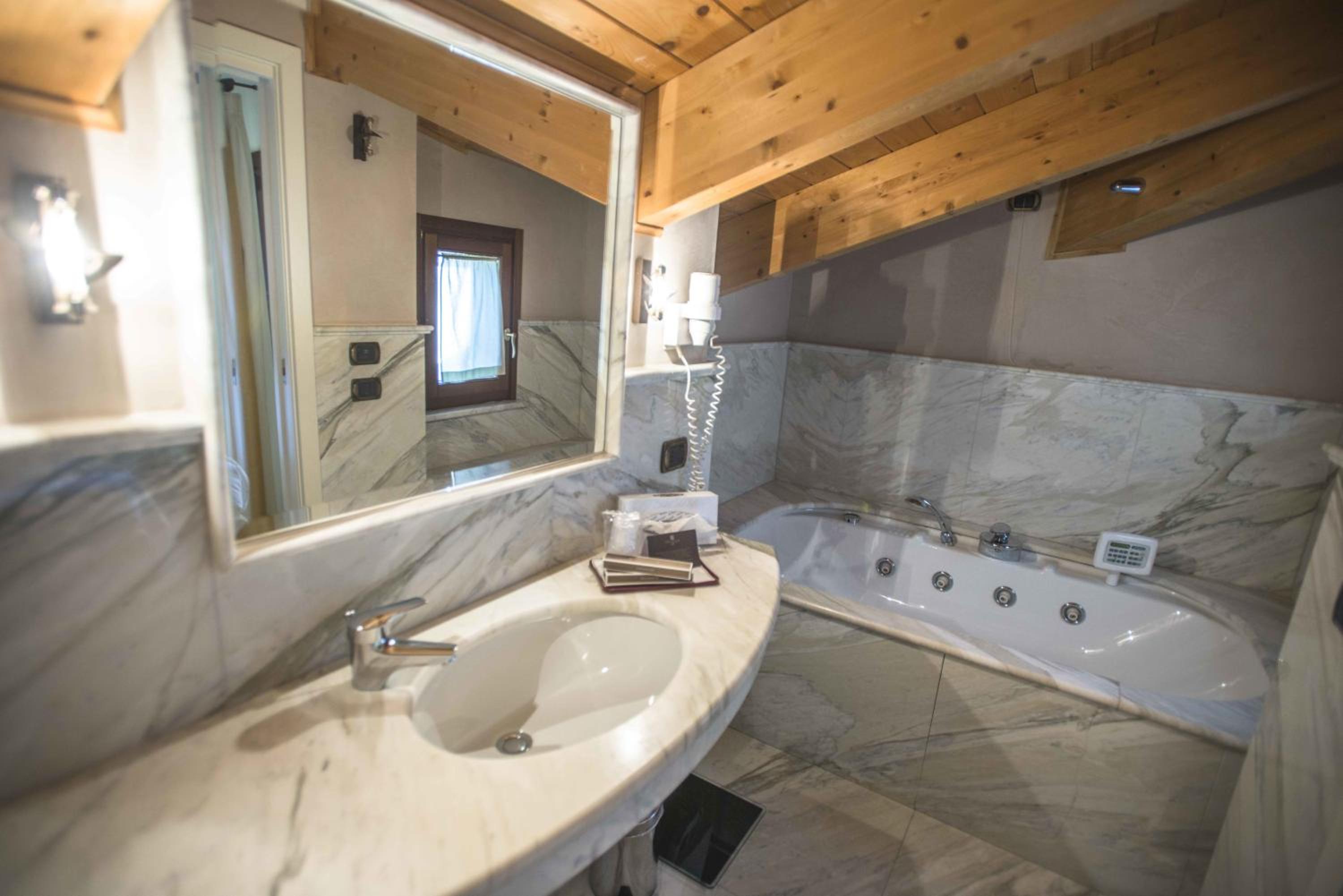 Deluxe Double or Twin Room with Spa Bath - Photo 7
