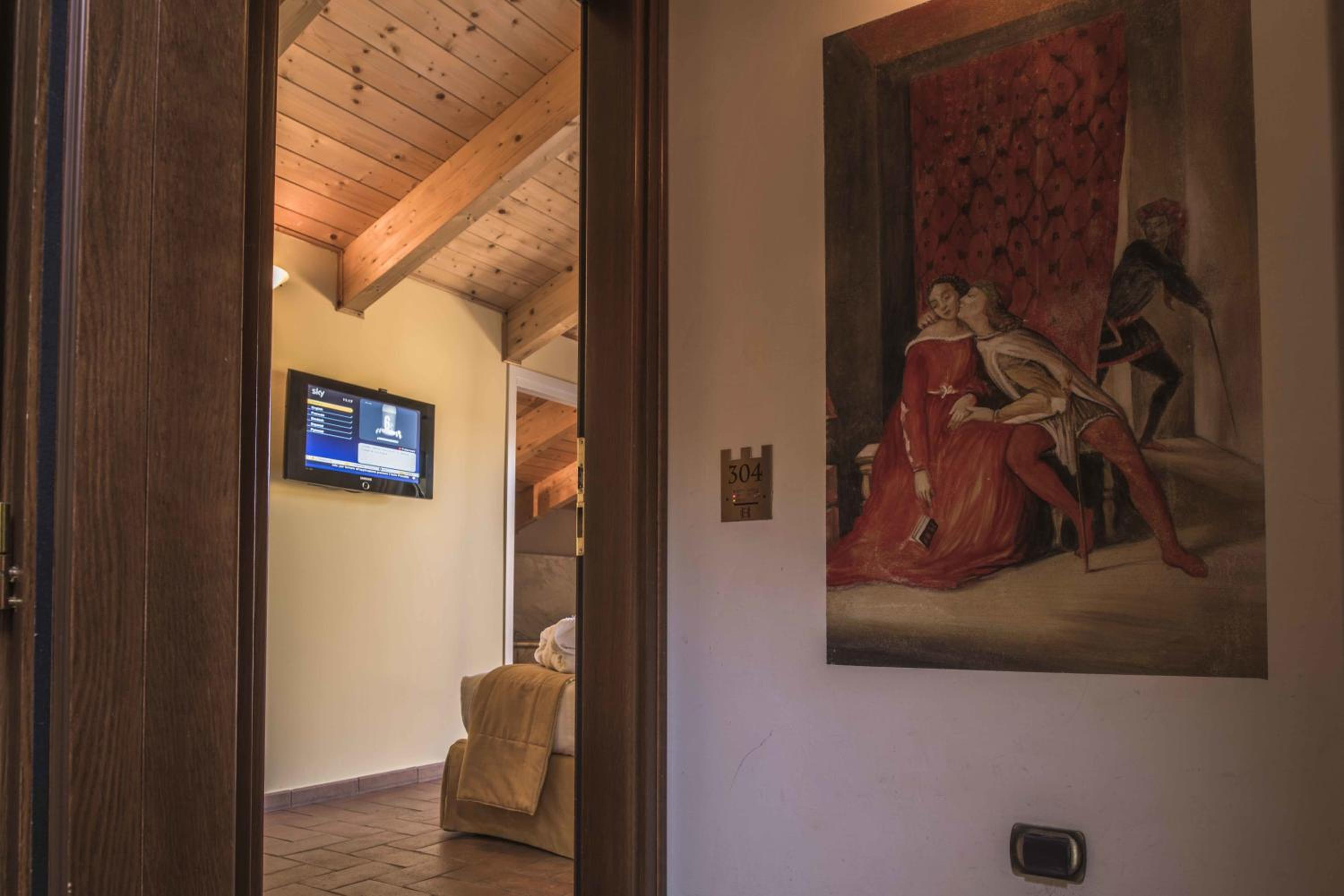 Deluxe Double or Twin Room with Spa Bath - Photo 8