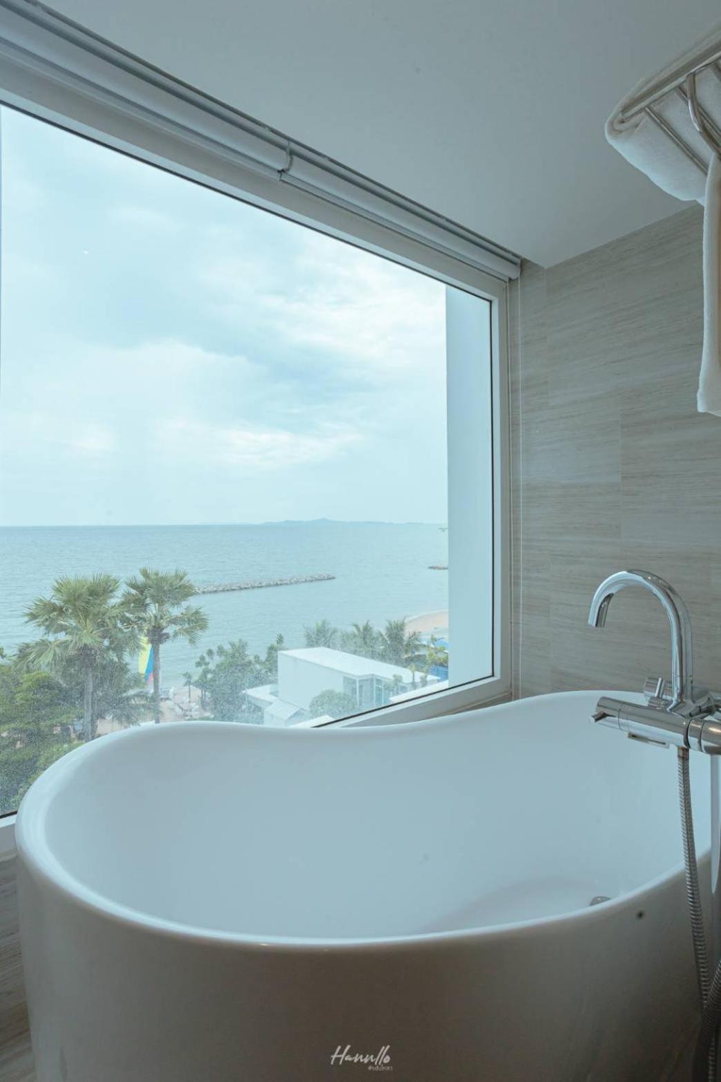 Family Suite with Balcony with Free shuttle bus to pattaya down town photo 3