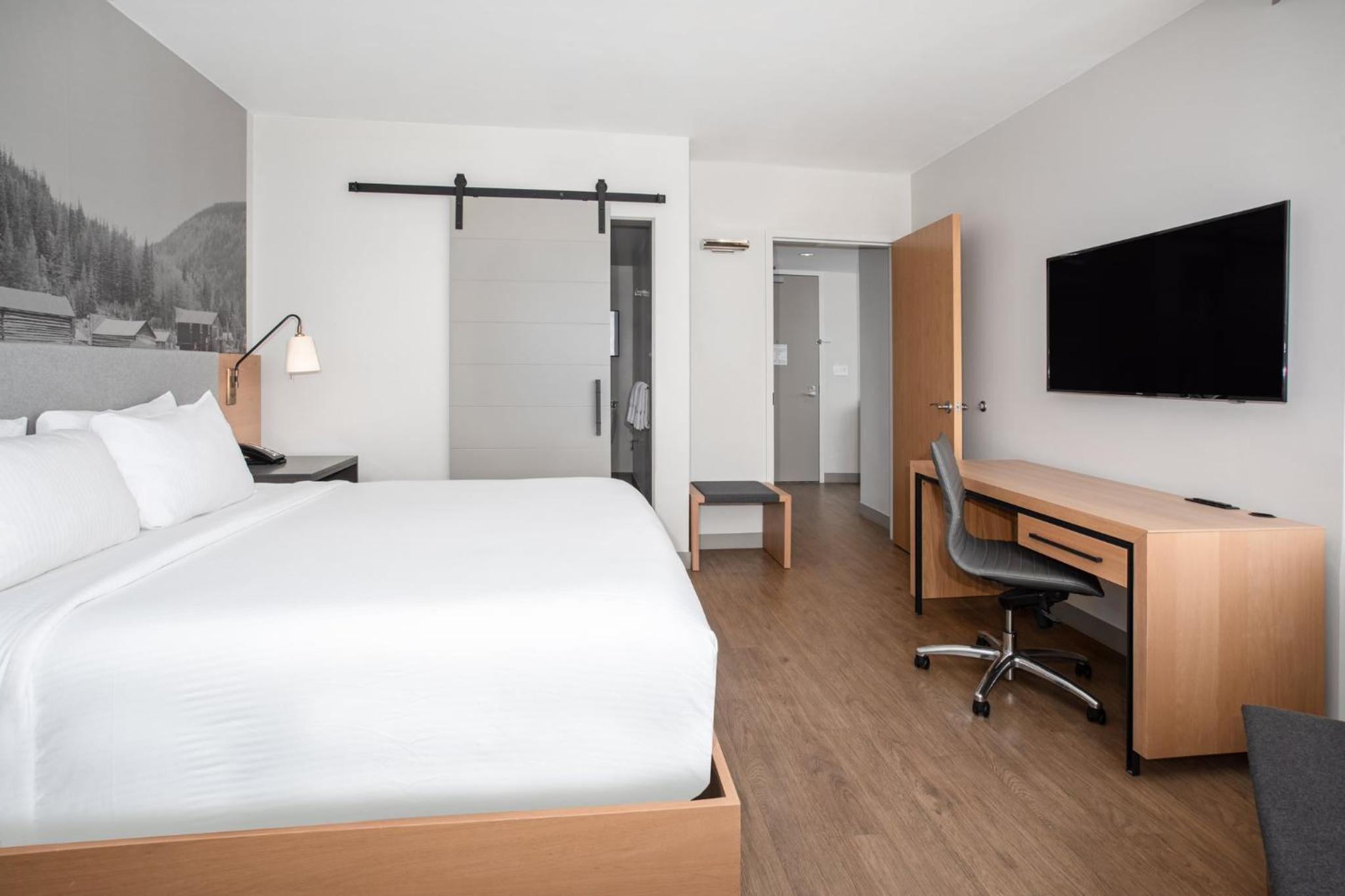 One-Bedroom Suite with Coors Field View thumbnail 6