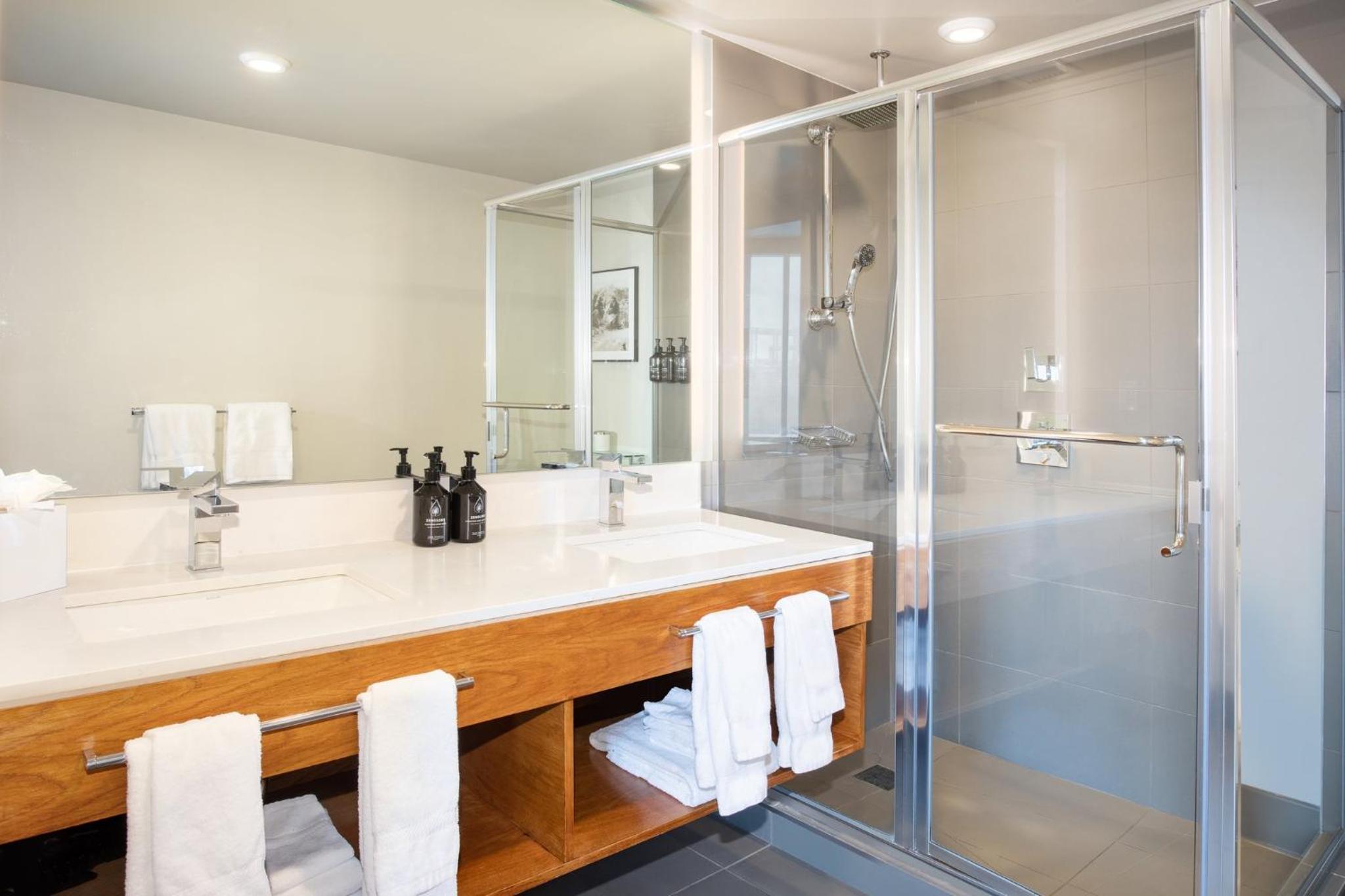Standard King Room with Mile High View thumbnail 6
