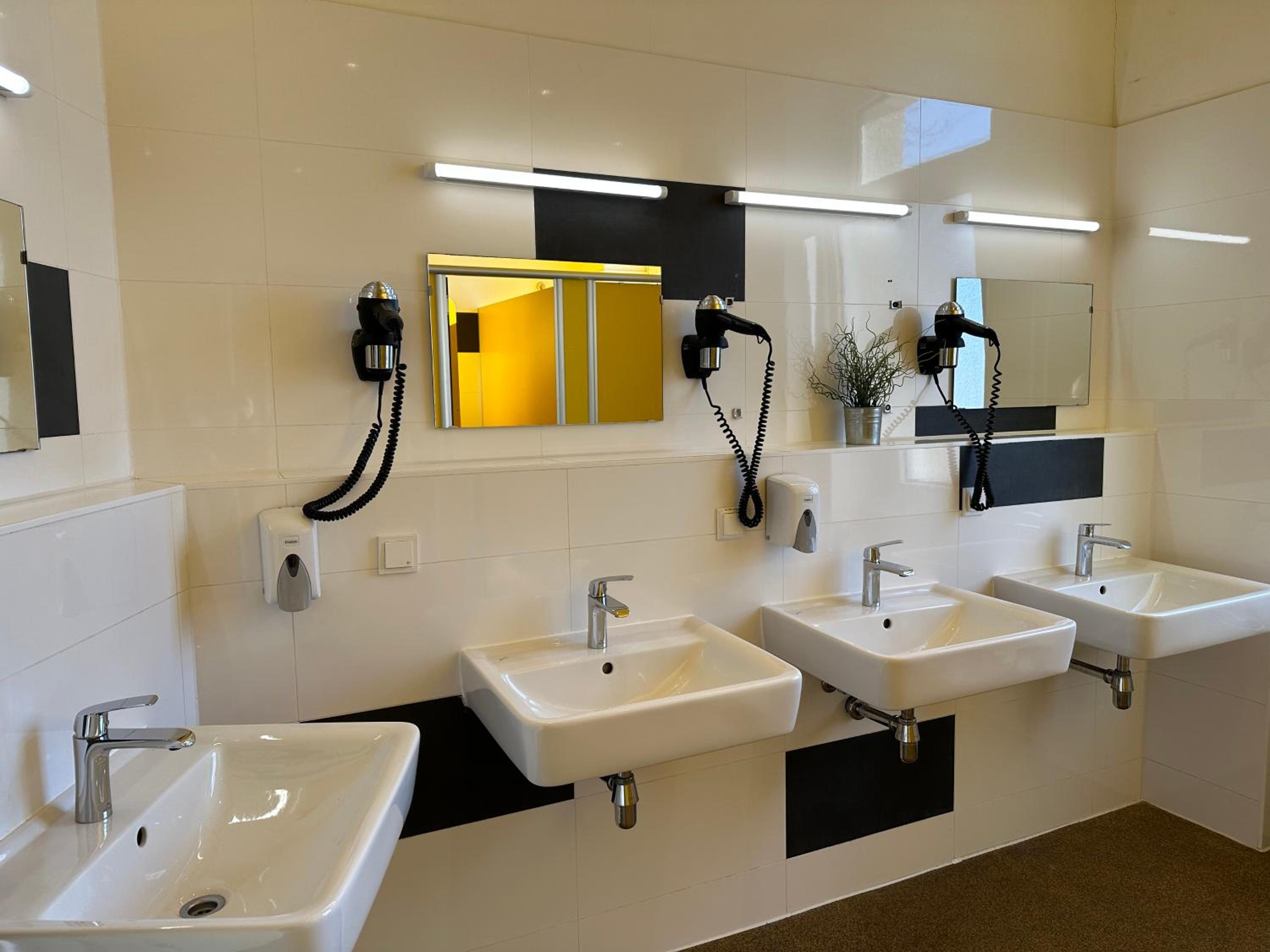 Bed in 4-Bed Mixed Dormitory Room with Shared Bathroom photo 3