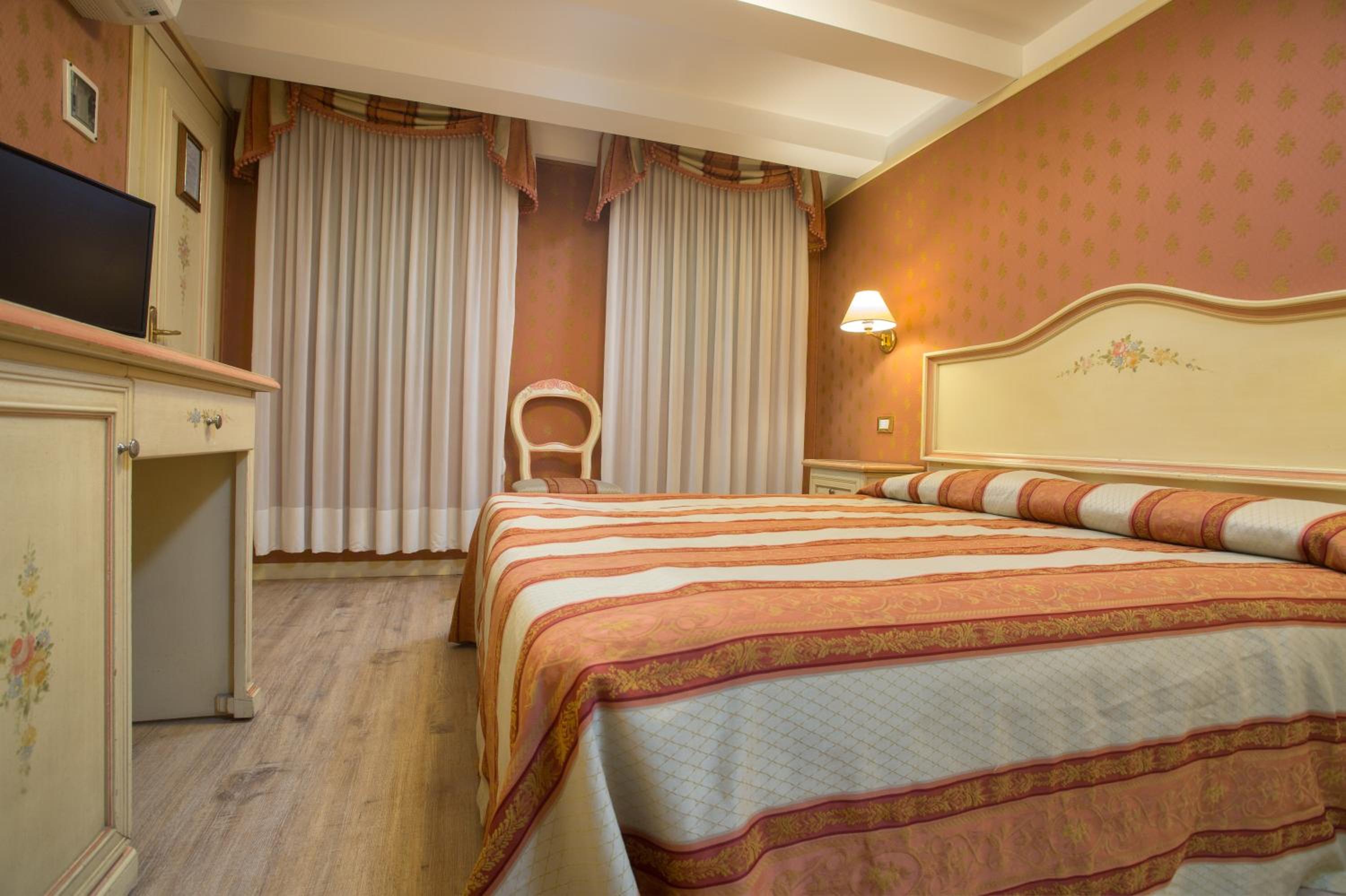 Double Room - Photo 5