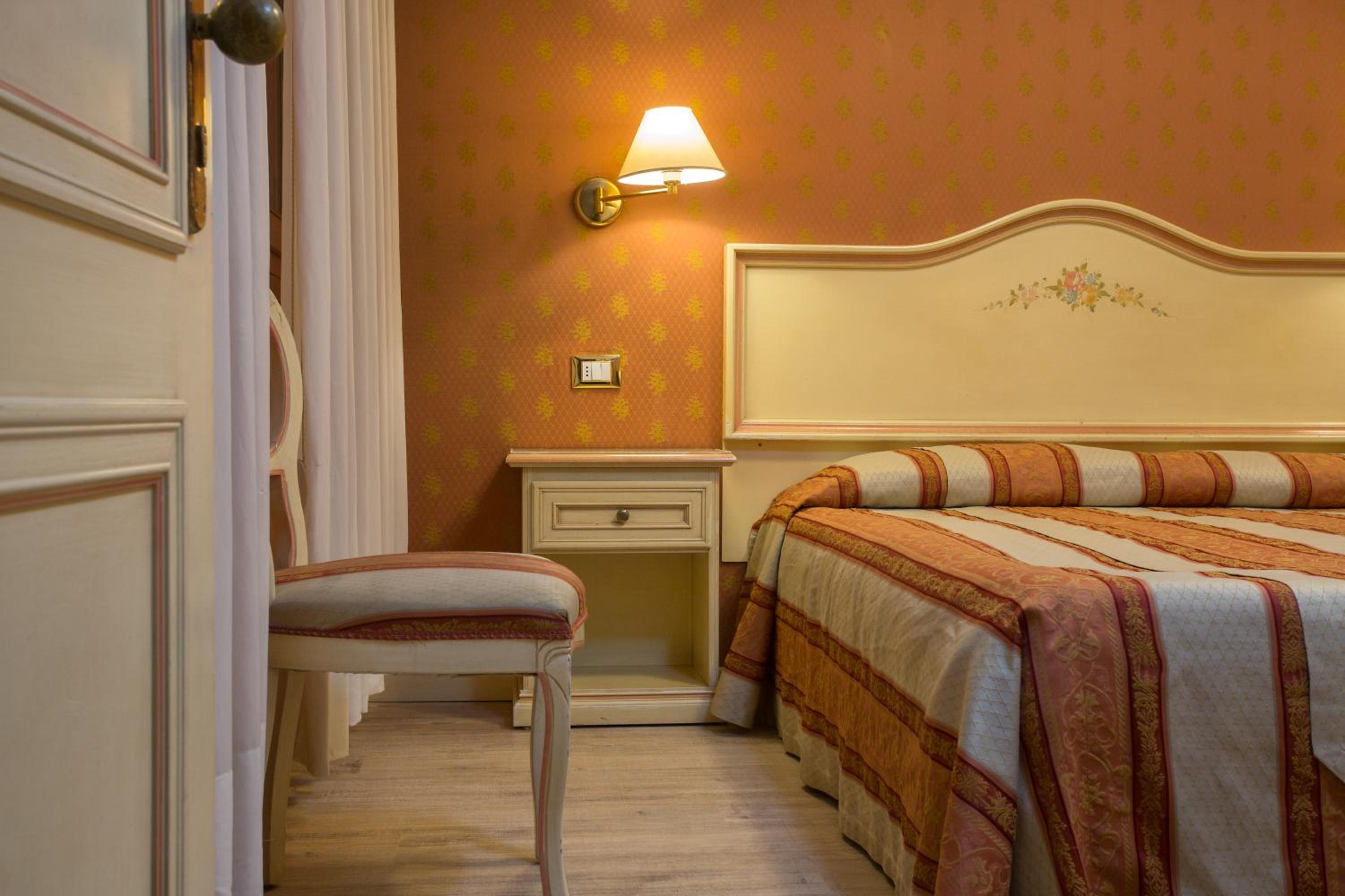 Double Room - Photo 7