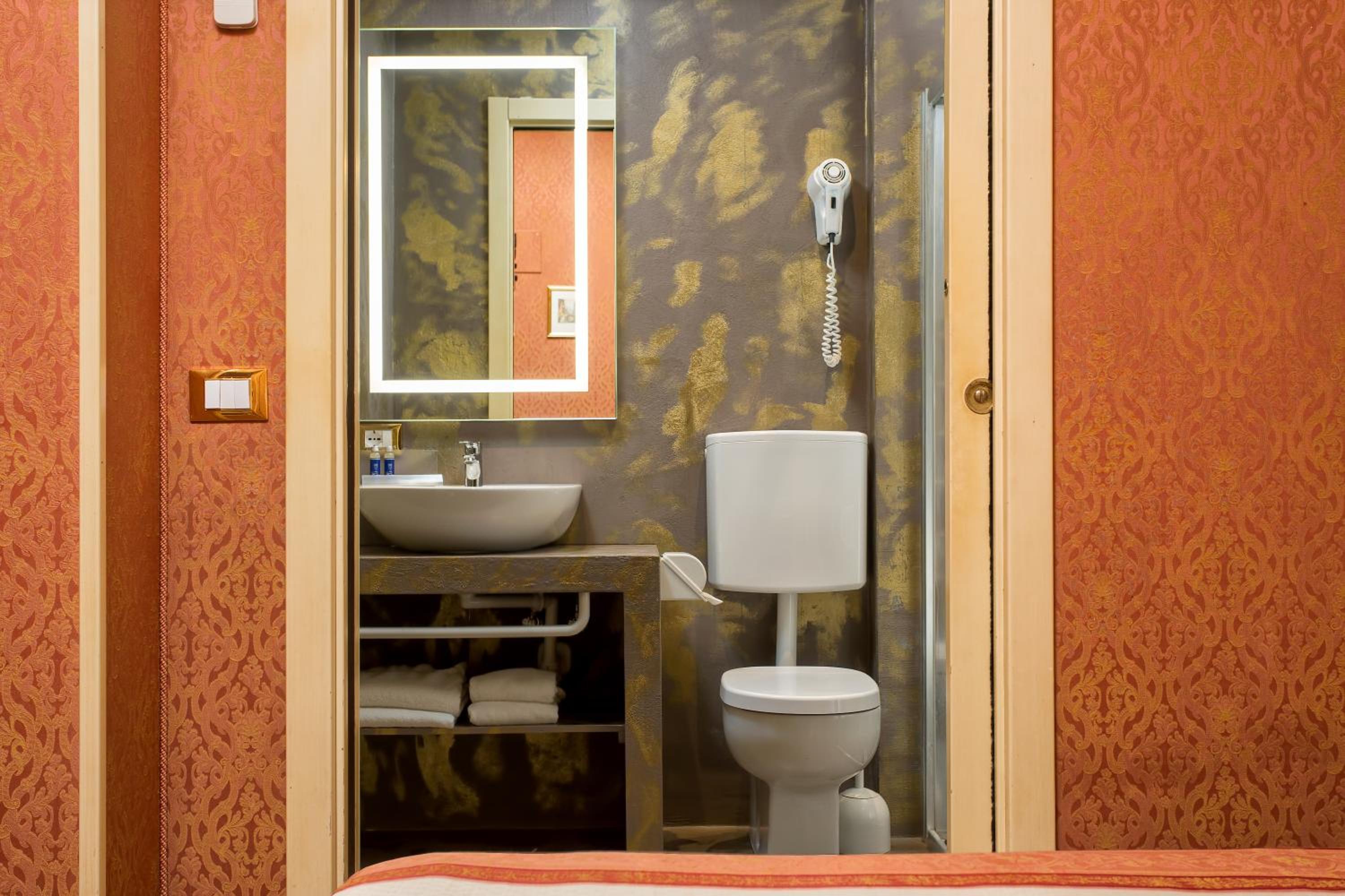 Double Room - Photo 25
