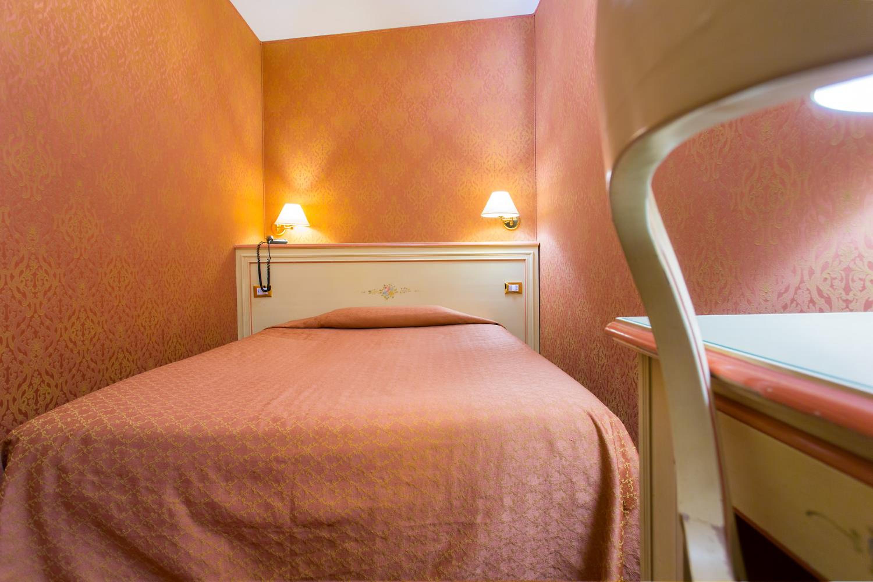 Single Room - Photo 9
