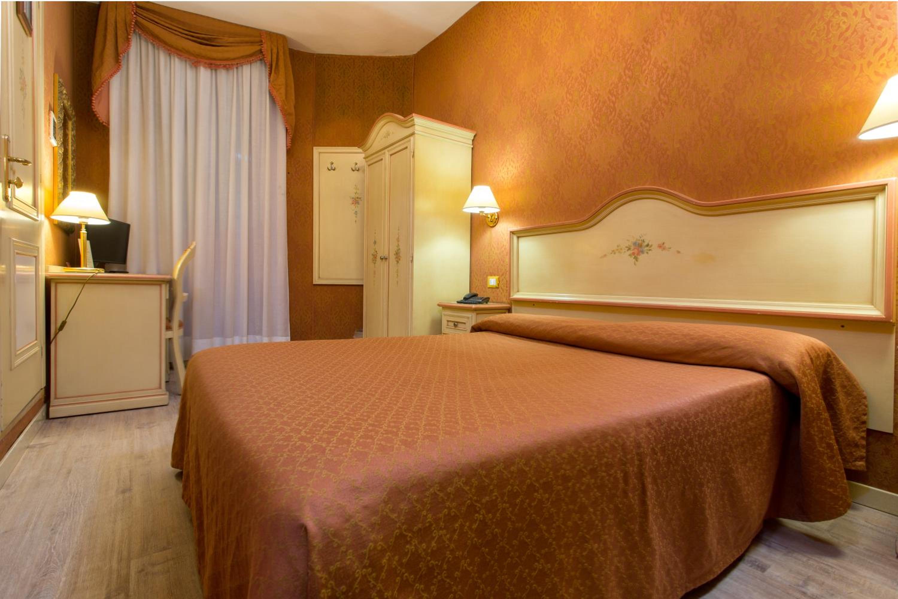 Single Room - Photo 11