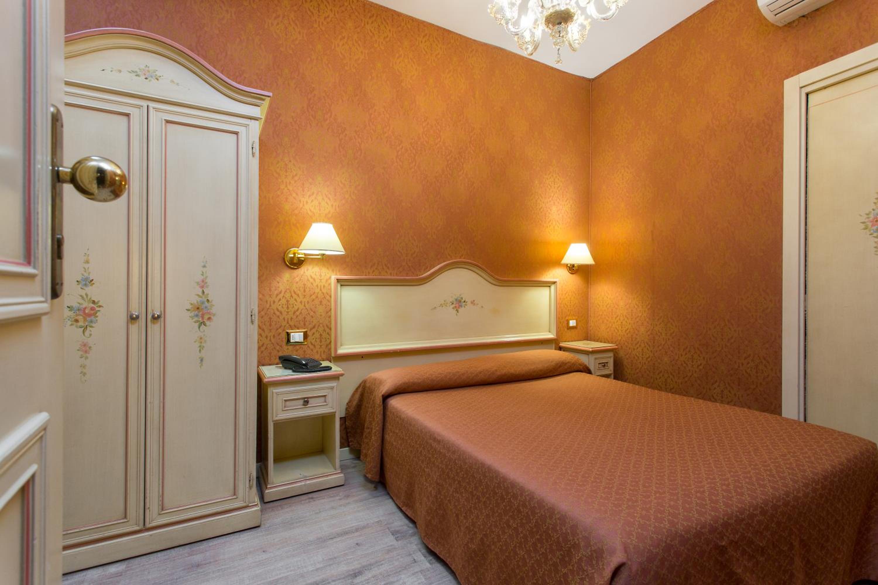 Single Room - Photo 2