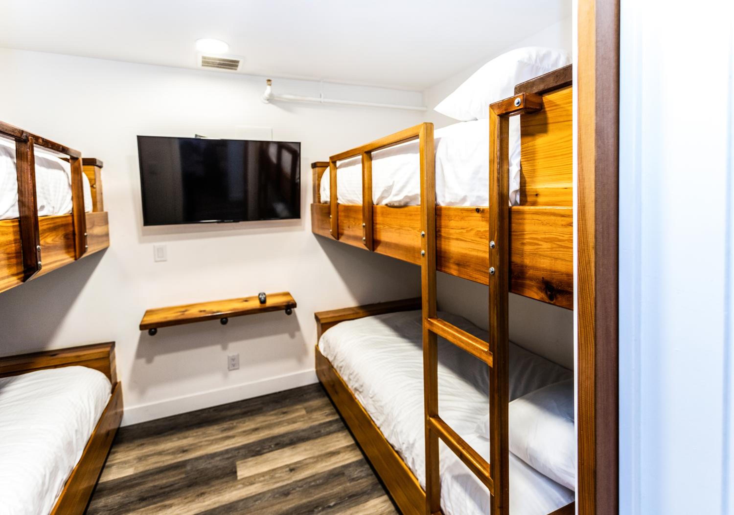 Party Room, 2 Queen Beds, 2 Twin Bunks (Above LOUD Pub) - Photo 3